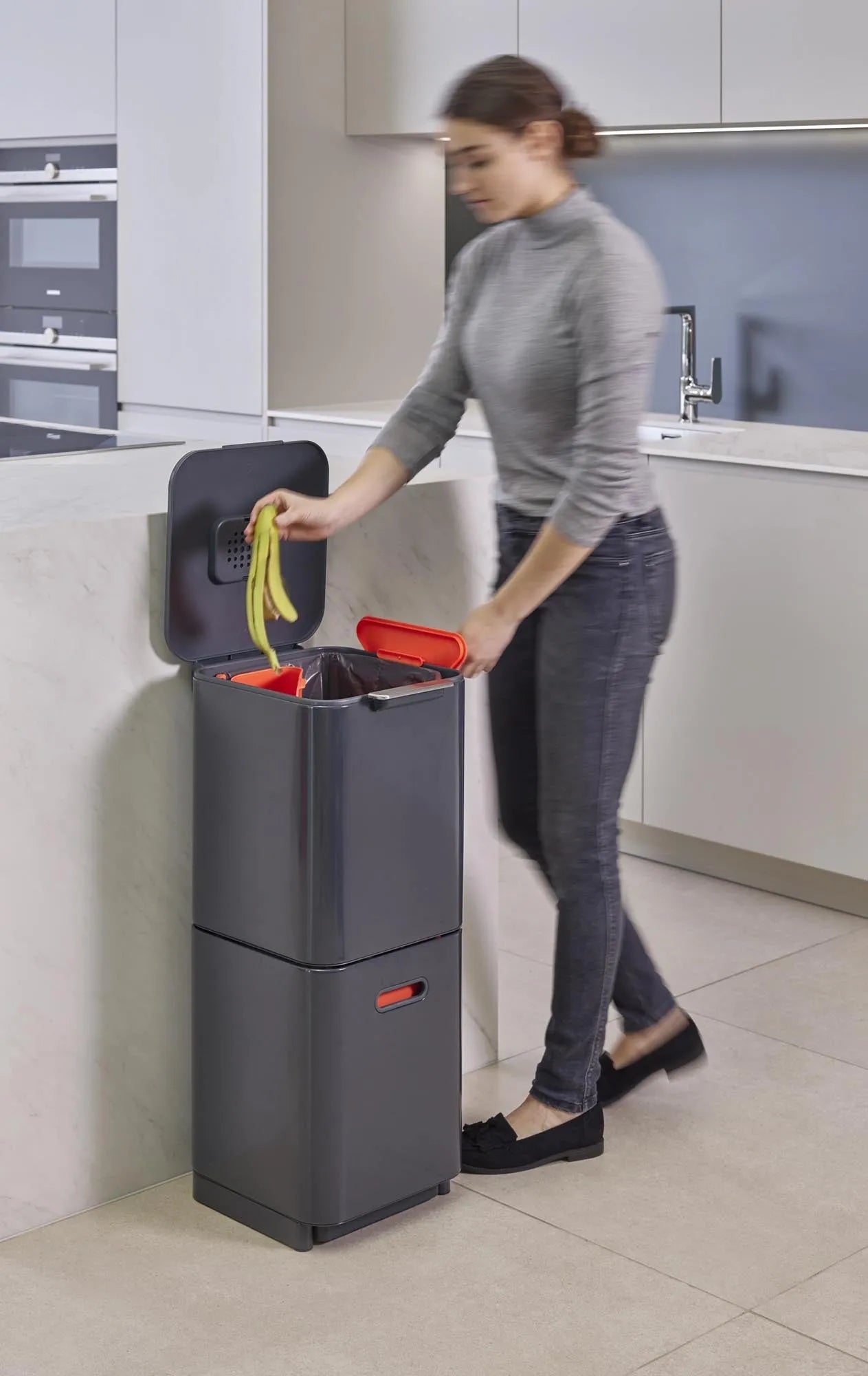 Totem Compact 40L: Innovatives Mülltrennsystem in elegantem Graphit.