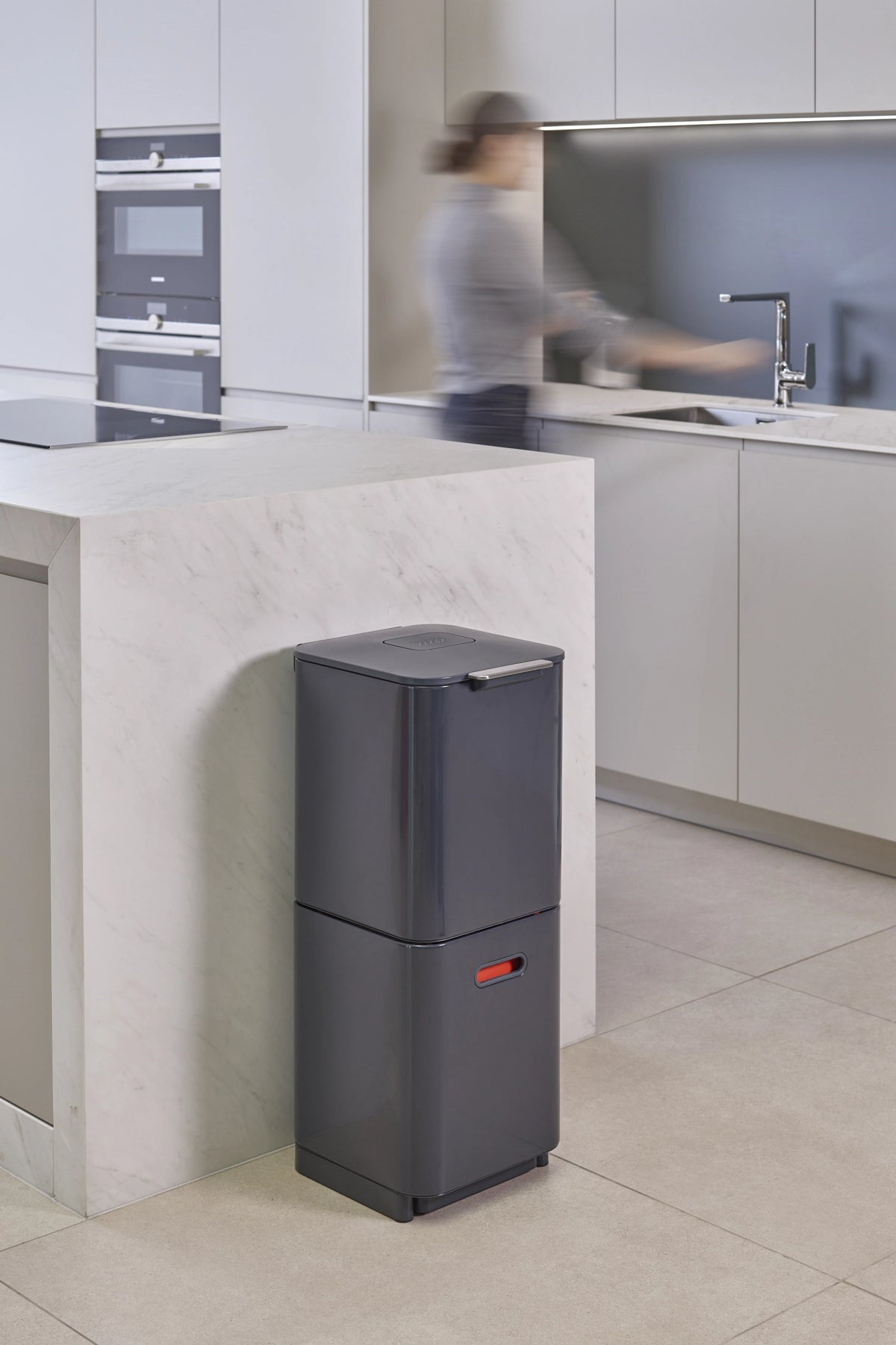 Totem Compact 40L mit Seperationen, graphit in Silber präsentiert im Onlineshop von KAQTU Design AG. Mülleimer ist von Joseph Joseph