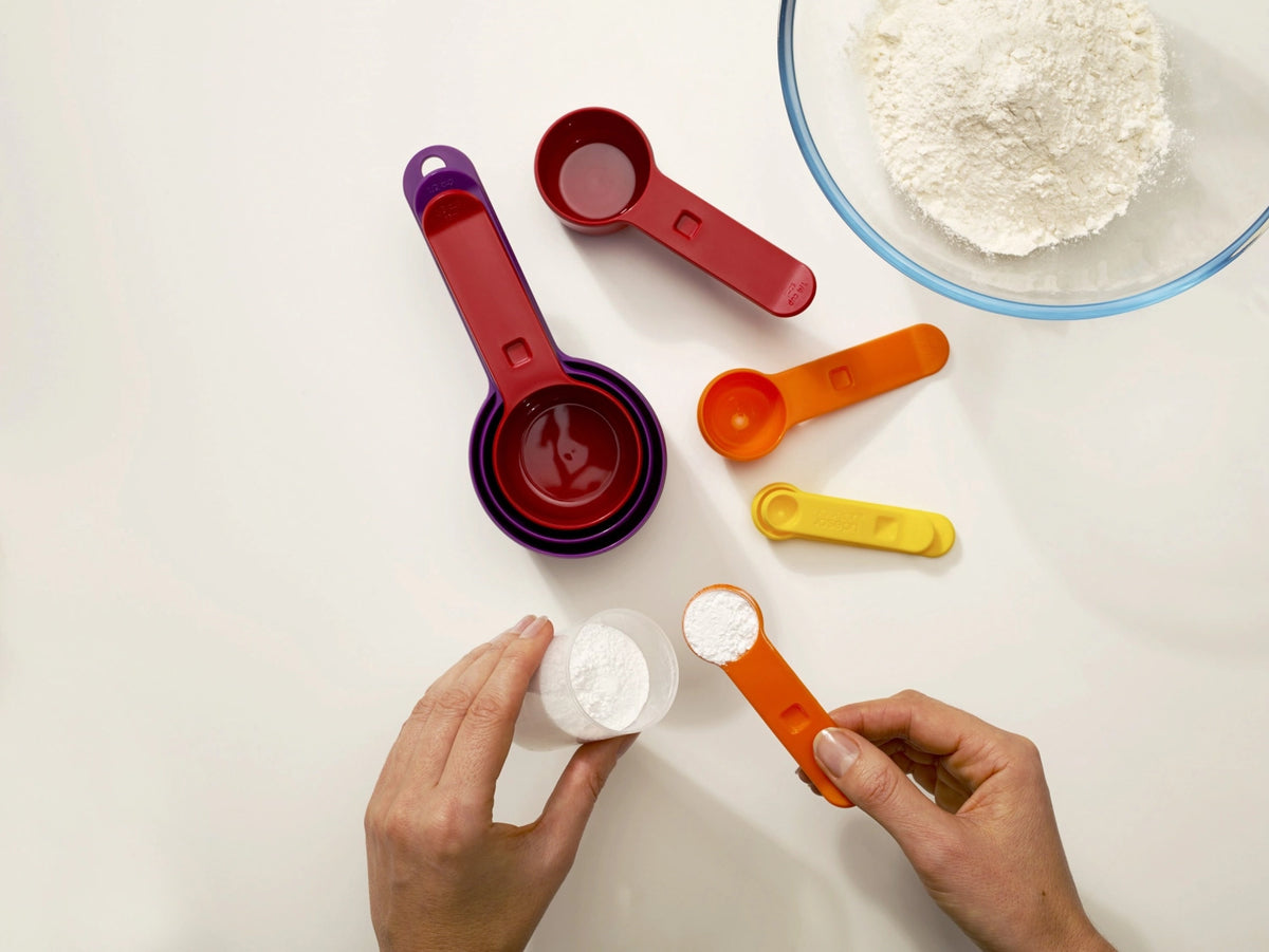 Nest Messlöffelset 8-tlg., assortiert in Mehrfarbig präsentiert im Onlineshop von KAQTU Design AG. Küchenhelfer ist von Joseph Joseph