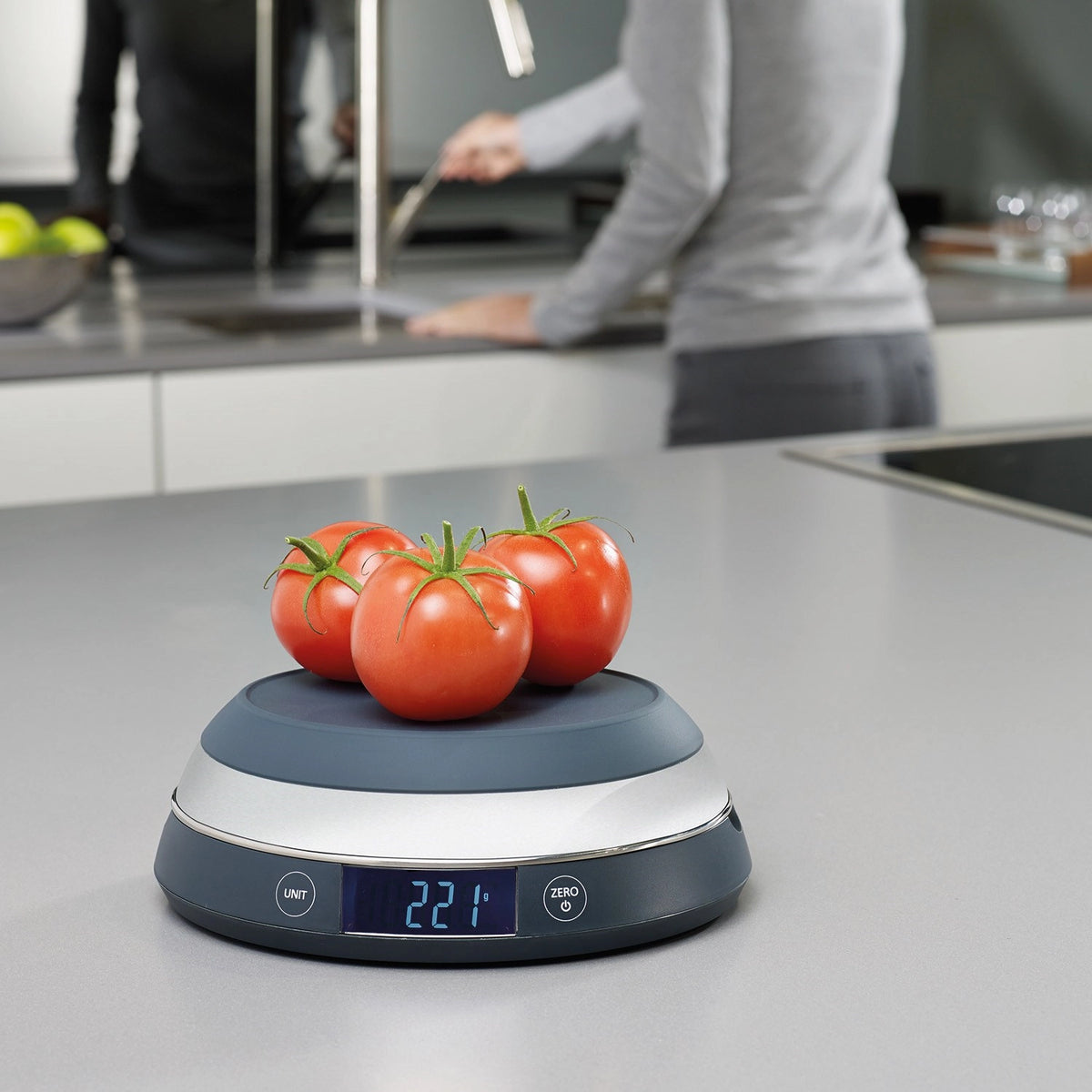 Switch 2-in-1 Waage, grau, 22.6x18.6x9 cm in Silber präsentiert im Onlineshop von KAQTU Design AG. Küchengerät ist von Joseph Joseph