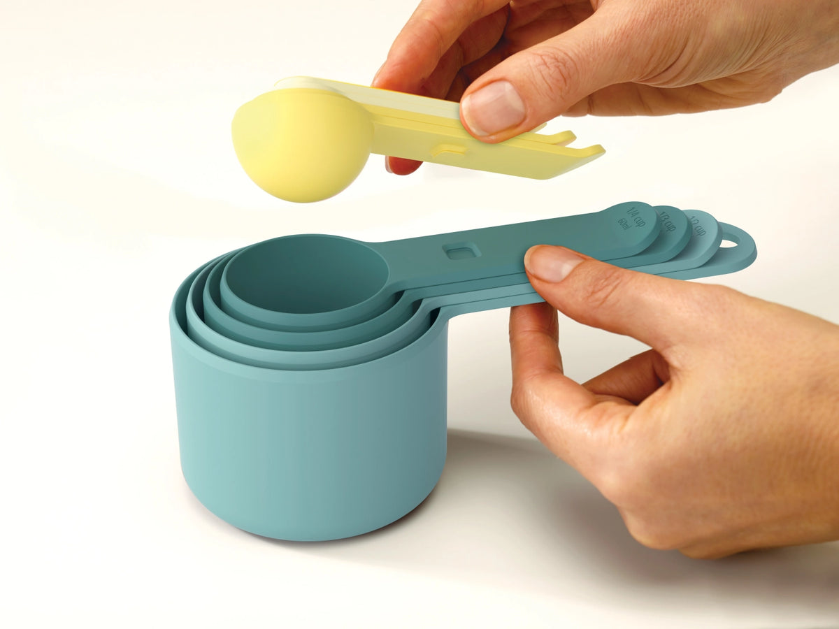 Nest multicolor Opal Messlöffelset 8-tlg. in Mehrfarbig präsentiert im Onlineshop von KAQTU Design AG. Küchenhelfer ist von Joseph Joseph