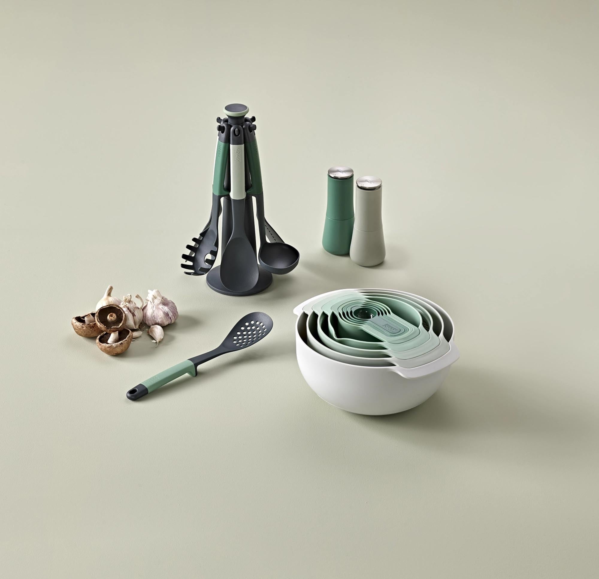 Praktisches 9-teiliges Nest Plus Set von Joseph Joseph in bunten Farben.