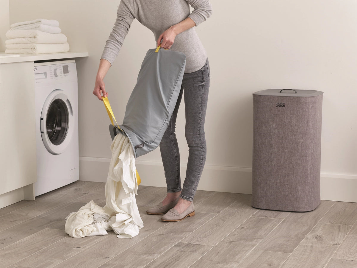 Tota 60-Liter-Wäschetrennkorb – Grau in Grau präsentiert im Onlineshop von KAQTU Design AG. Wäschekorb ist von Joseph Joseph