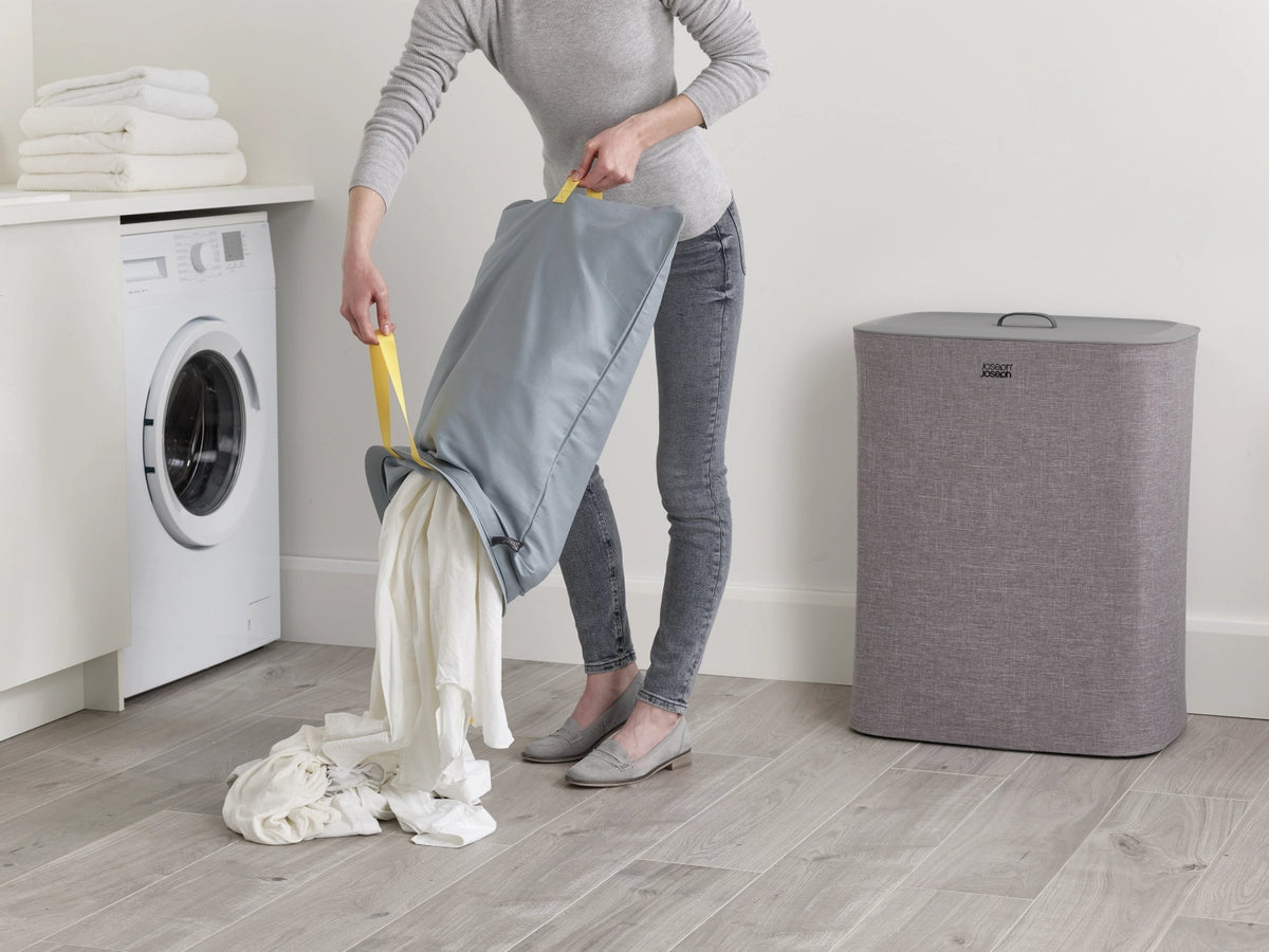 Tota 90-Liter-Wäschetrennkorb – Grau in Grau präsentiert im Onlineshop von KAQTU Design AG. Wäschekorb ist von Joseph Joseph