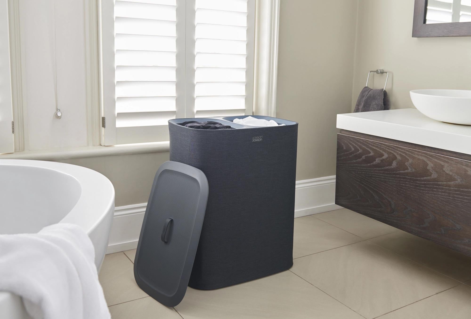 Der Tota 90-Liter-Wäschetrennkorb von Joseph Joseph in Schwarz vereint modernes Design mit Funktionalität und sorgt für eine effiziente Wäscheorganisation.