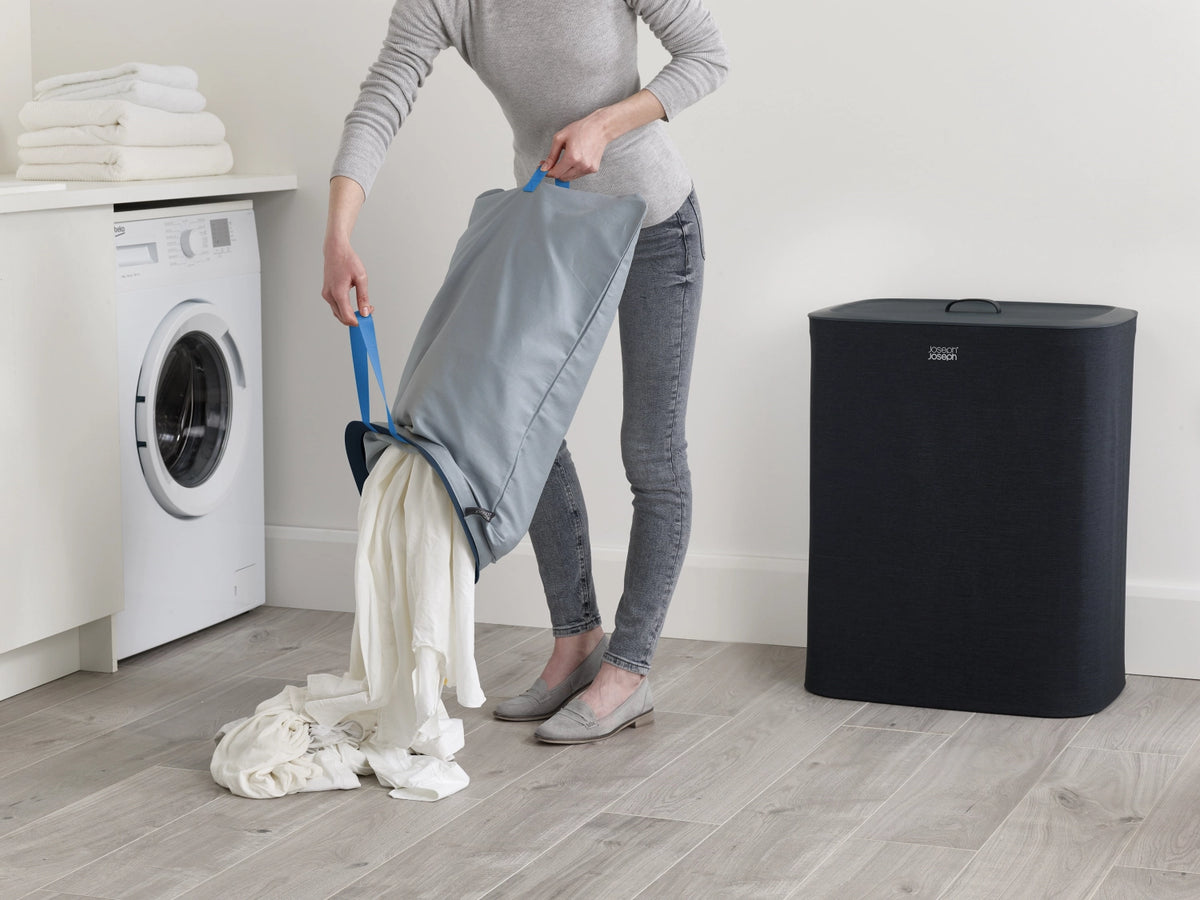 Tota 90-Liter-Wäschetrennkorb – Schwarz in Schwarz präsentiert im Onlineshop von KAQTU Design AG. Wäschekorb ist von Joseph Joseph