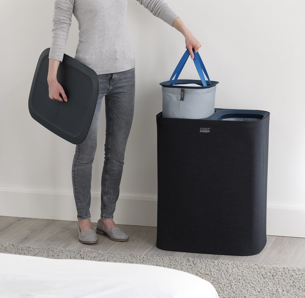 Tota 90-Liter-Wäschetrennkorb – Schwarz in Schwarz präsentiert im Onlineshop von KAQTU Design AG. Wäschekorb ist von Joseph Joseph
