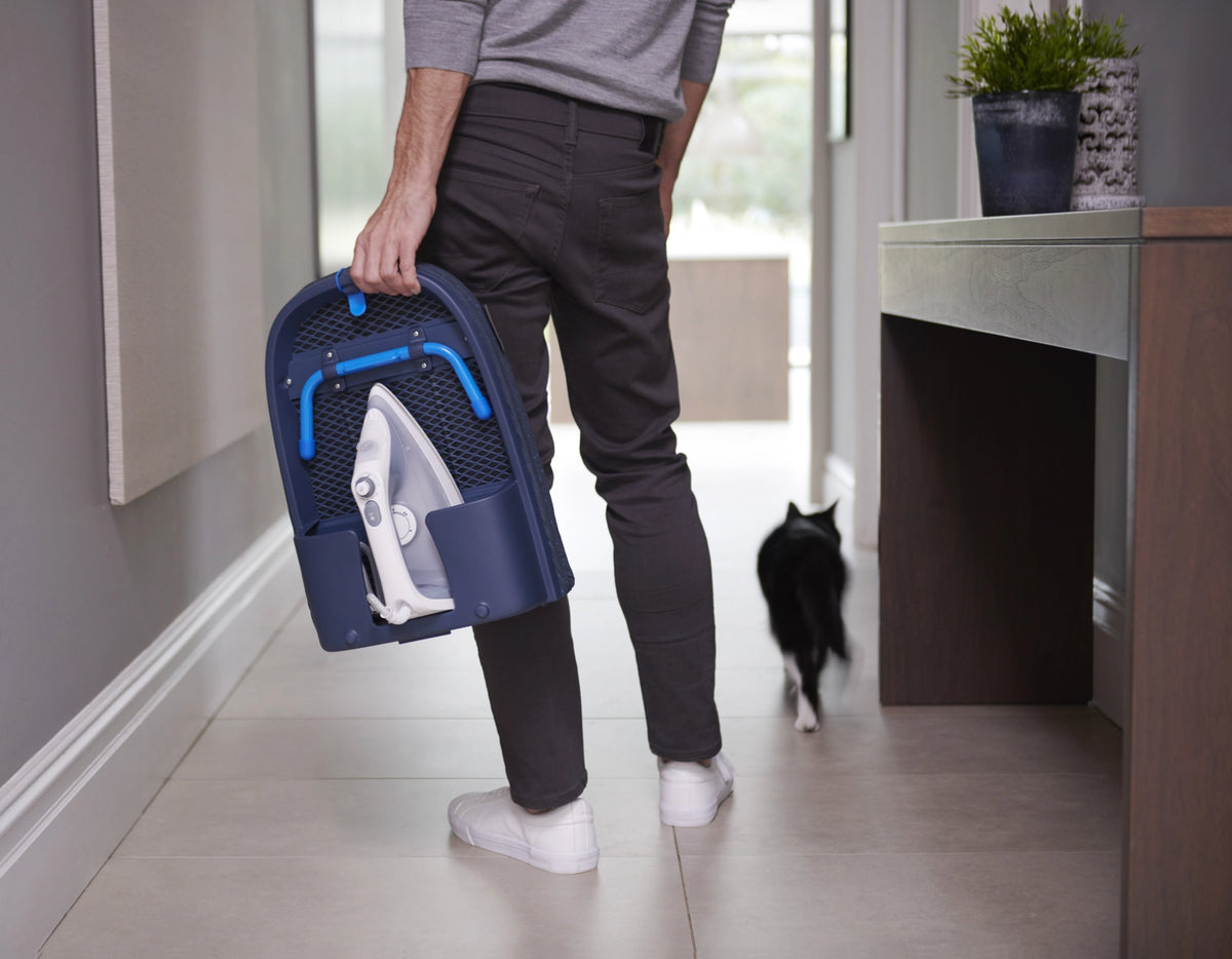 Pocket Plus Klappbares Tisch-Bügelbrett 34x15.5x45.5cm in Blau präsentiert im Onlineshop von KAQTU Design AG. Kleiderbügler ist von Joseph Joseph