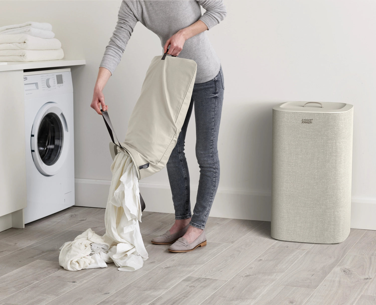 Eleganter Wäschekorb Tota 60L in Ecru von Joseph Joseph, ideal für eine stilvolle und praktische Wäscheorganisation in jedem Raum.