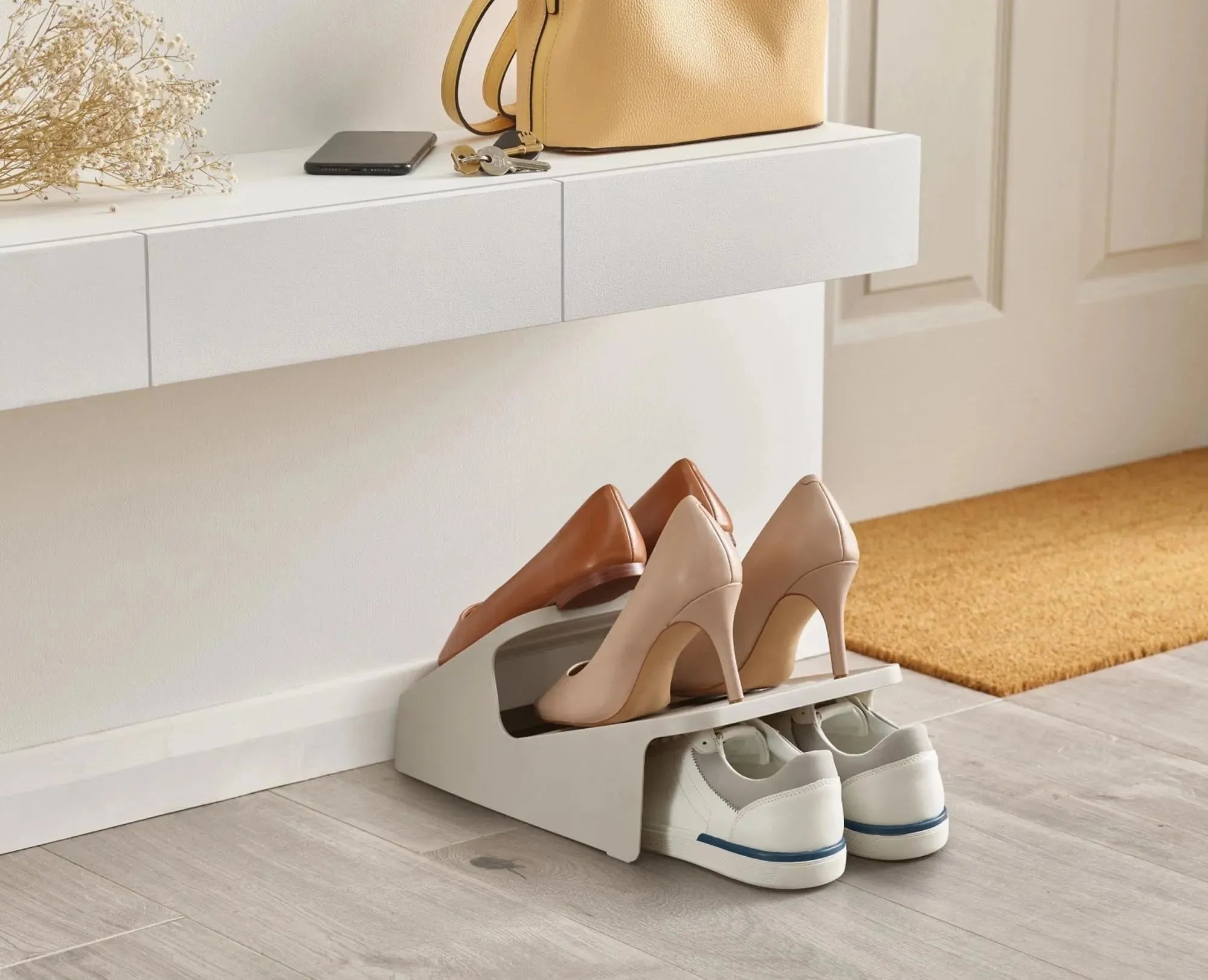 Platzsparendes Schuhregal in Ecru von Joseph Joseph für Ordnung.