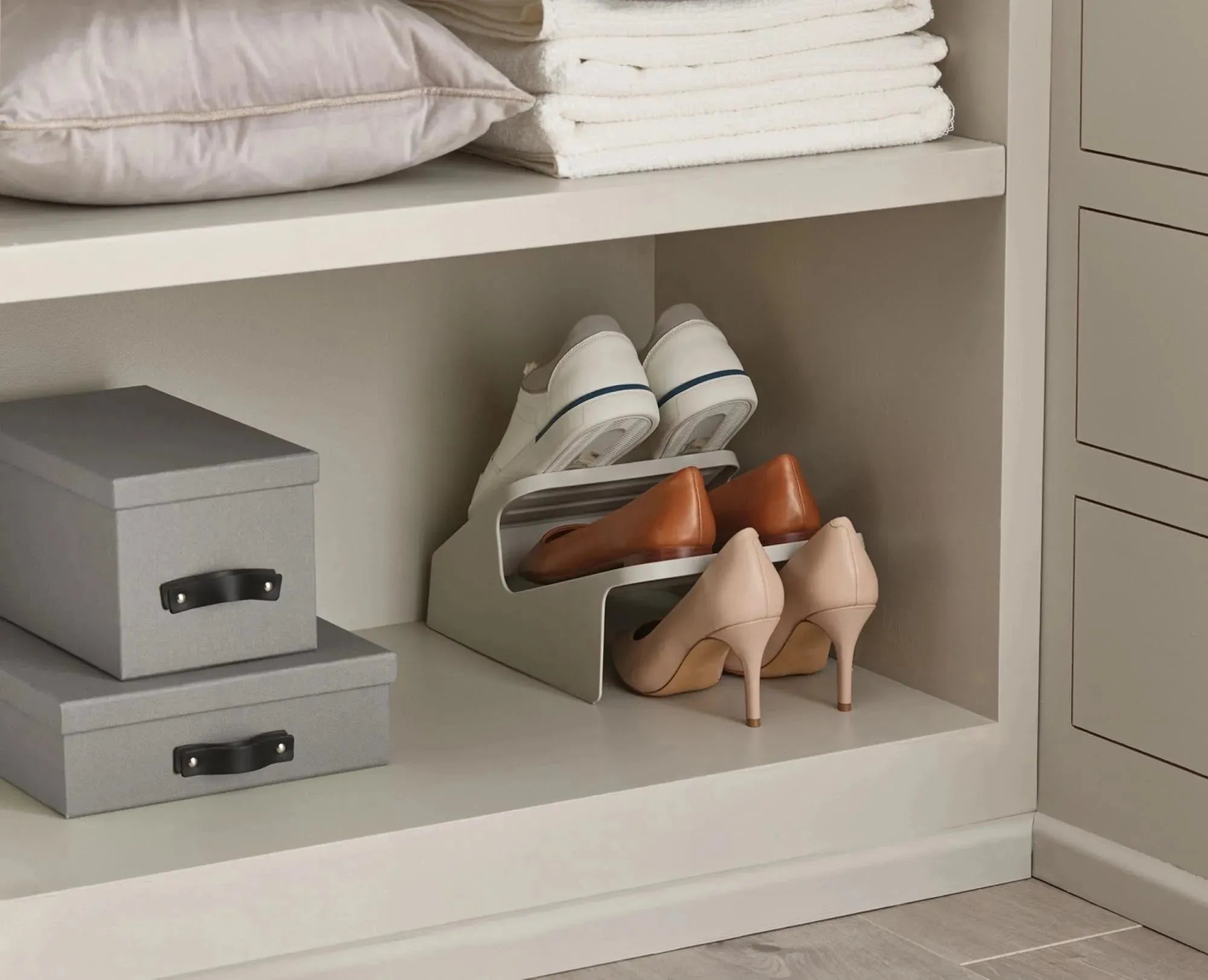 Kompaktes Shoe-In Schuhgestell in Ecru für optimale Schuhorganisation.