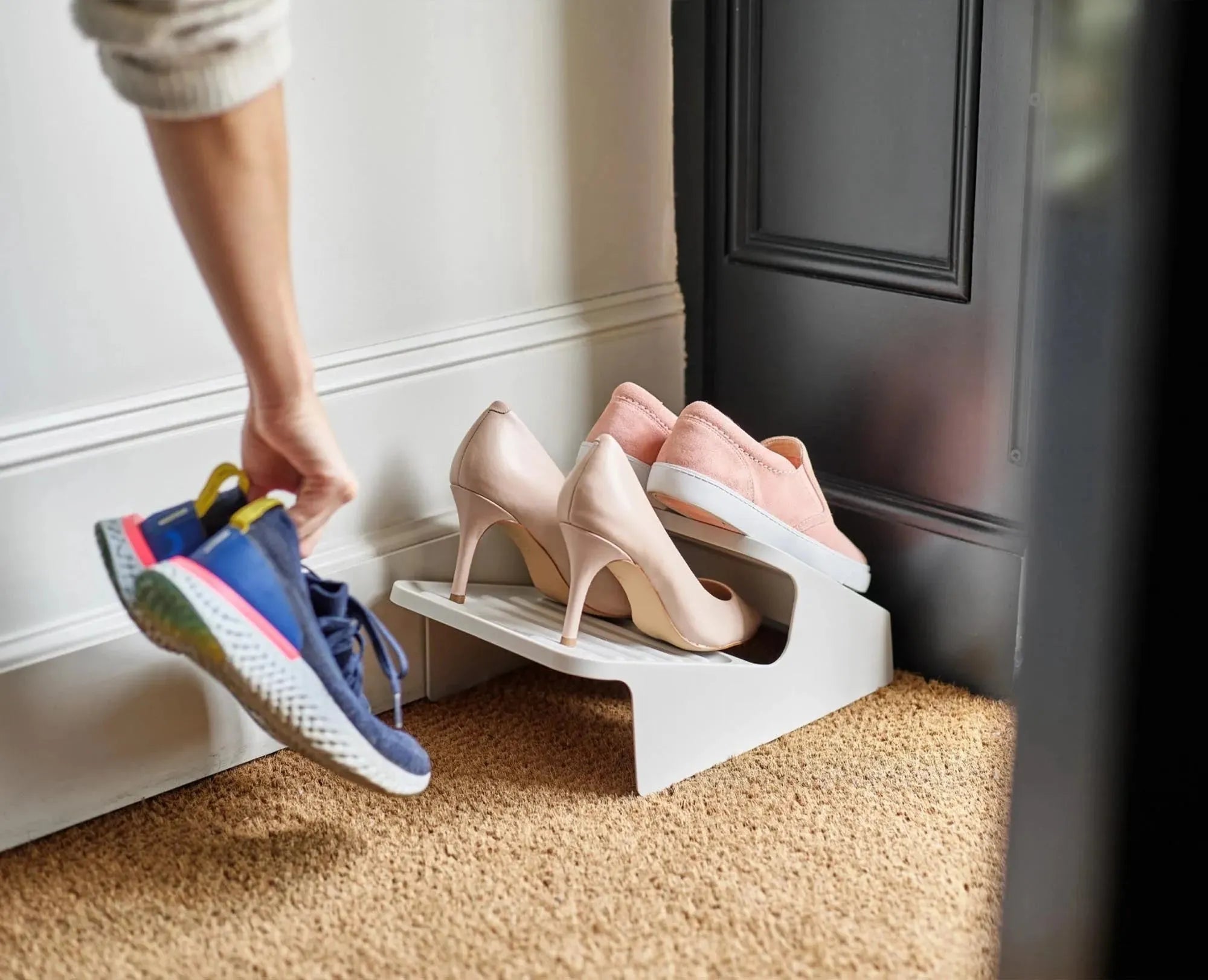 Effizientes Schuhregal in Ecru von Joseph Joseph für stilvolle Ordnung.