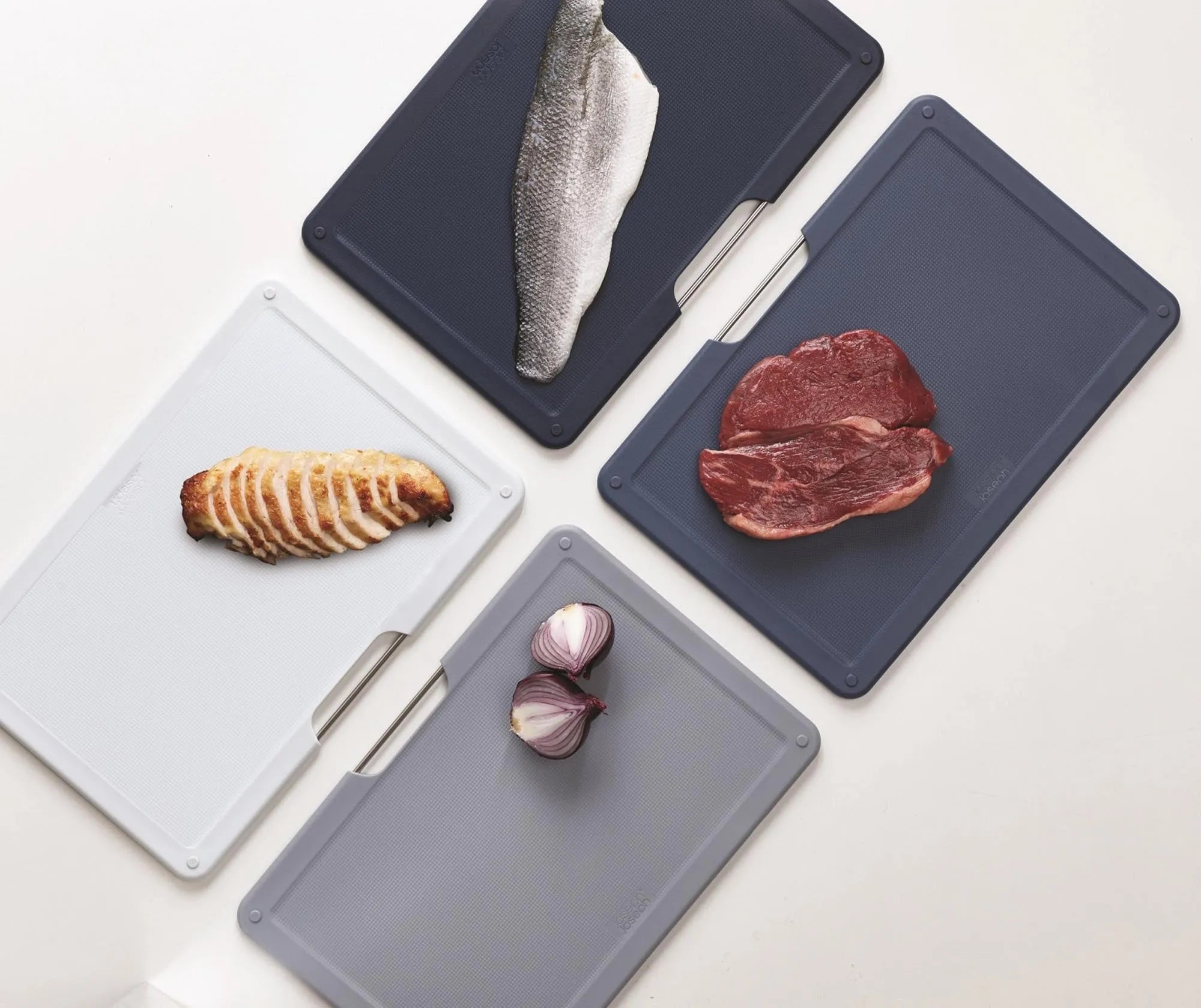 Folio Graphit: Innovatives 4-teiliges Schneidebrett-Set von Joseph Joseph.