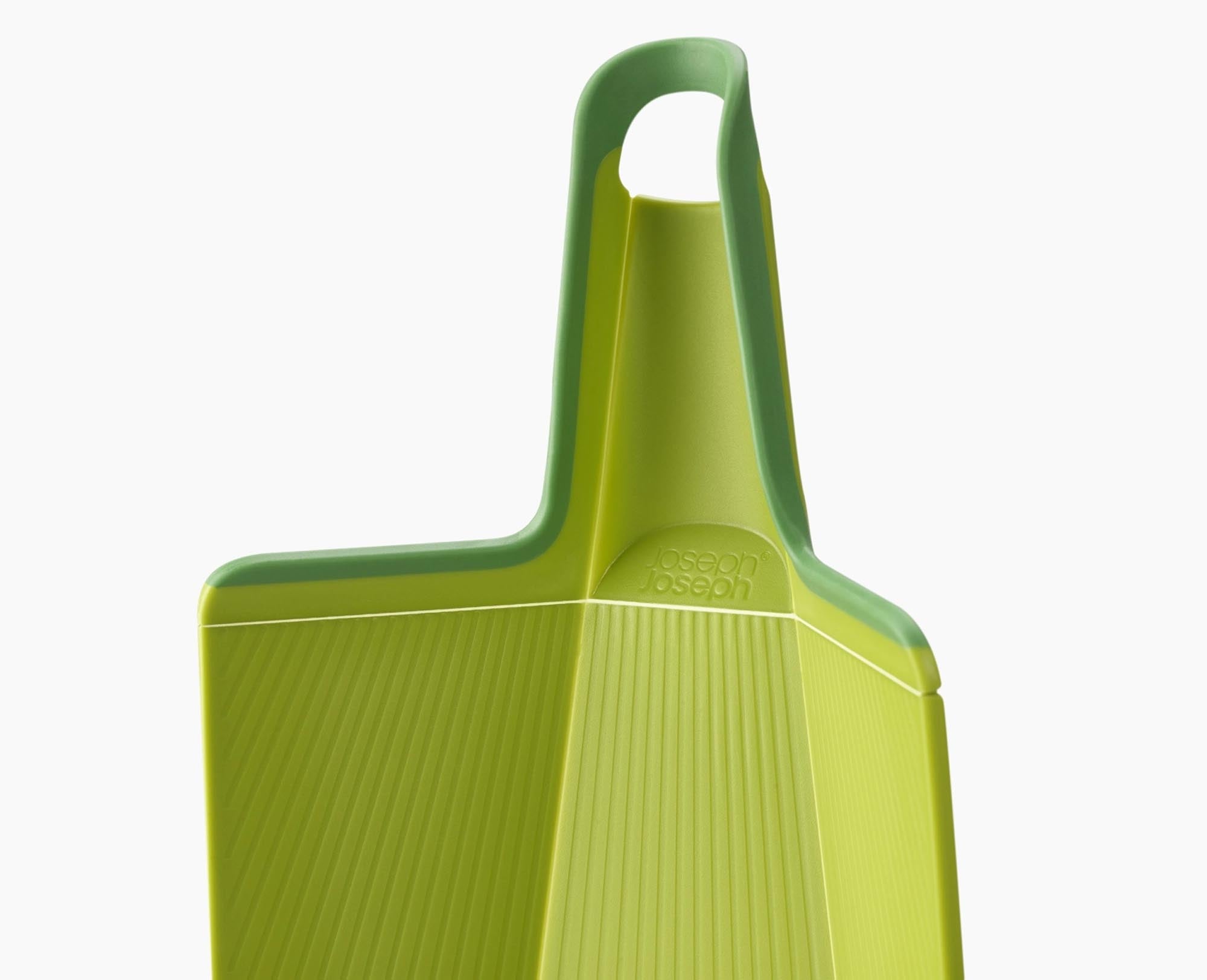 Chop2Pot Plus: Innovatives, faltbares Schneidebrett in frischem Grün.