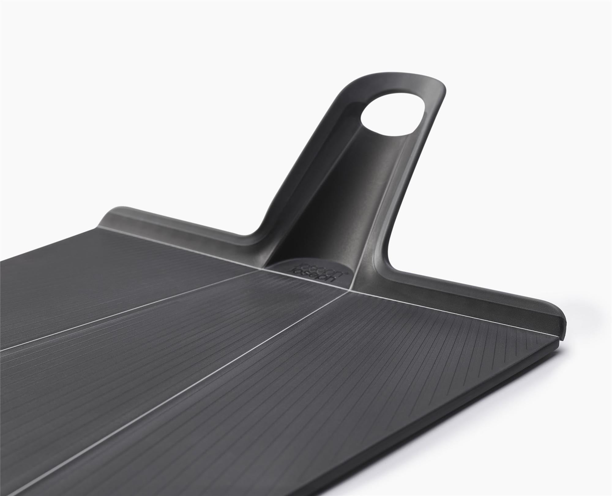 Entdecke das Chop2Pot Plus Faltbare Schneidebrett von Joseph Joseph. Mit 45x26.3 cm, innovativer Faltfunktion und BPA-freiem Material ist es der perfekte Küchenhelfer!
