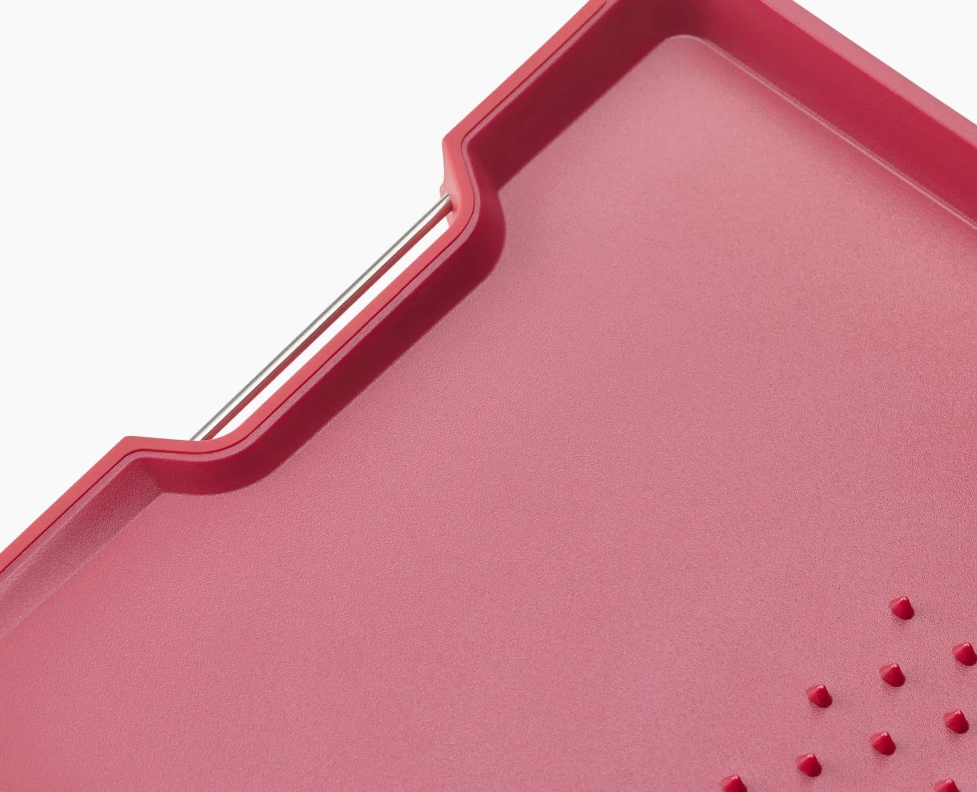 Großes, rotes Schneidebrett mit innovativer Saftrille von Joseph Joseph.