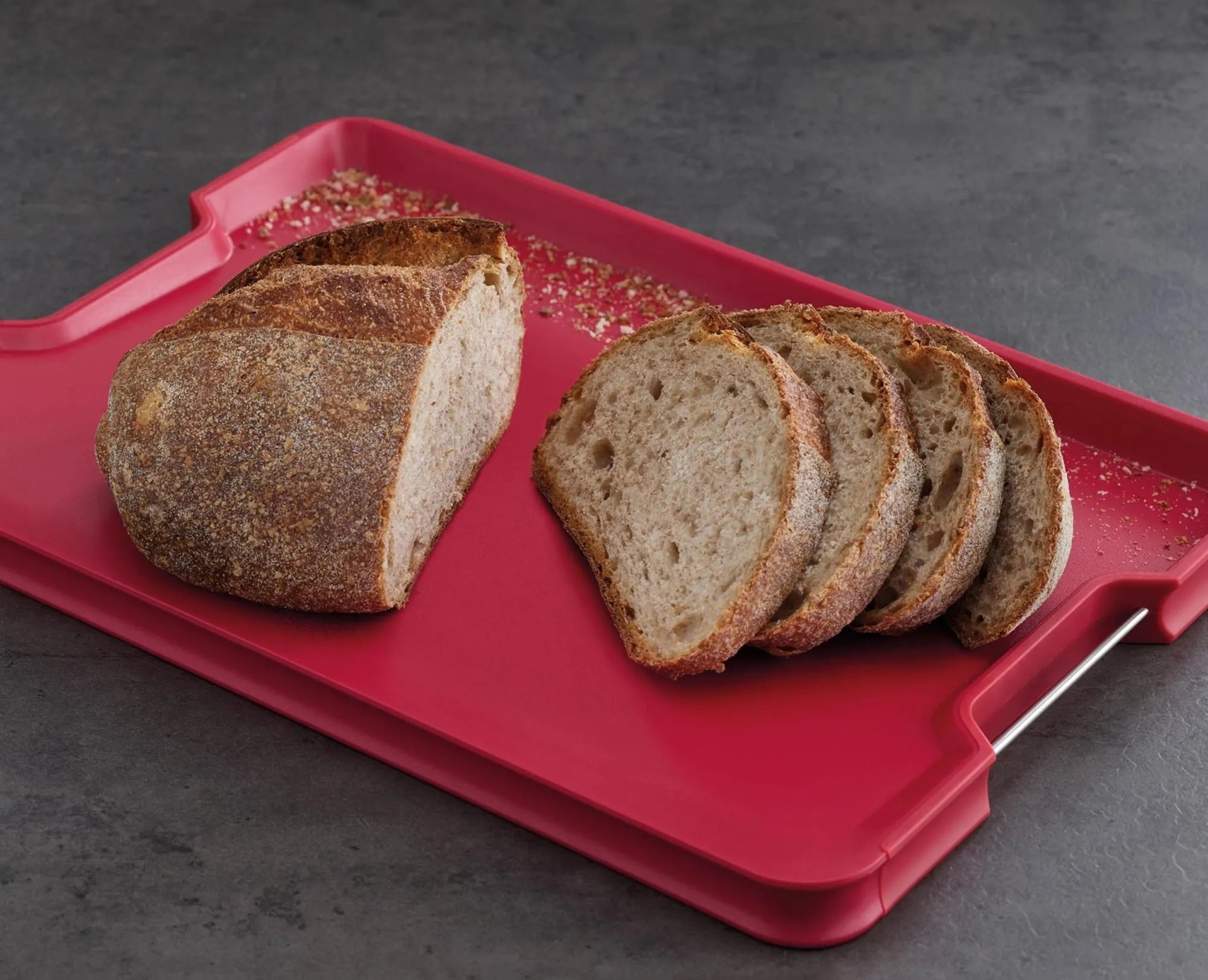 Vielseitiges, rotes Schneidebrett mit rutschfestem Design von Joseph Joseph.