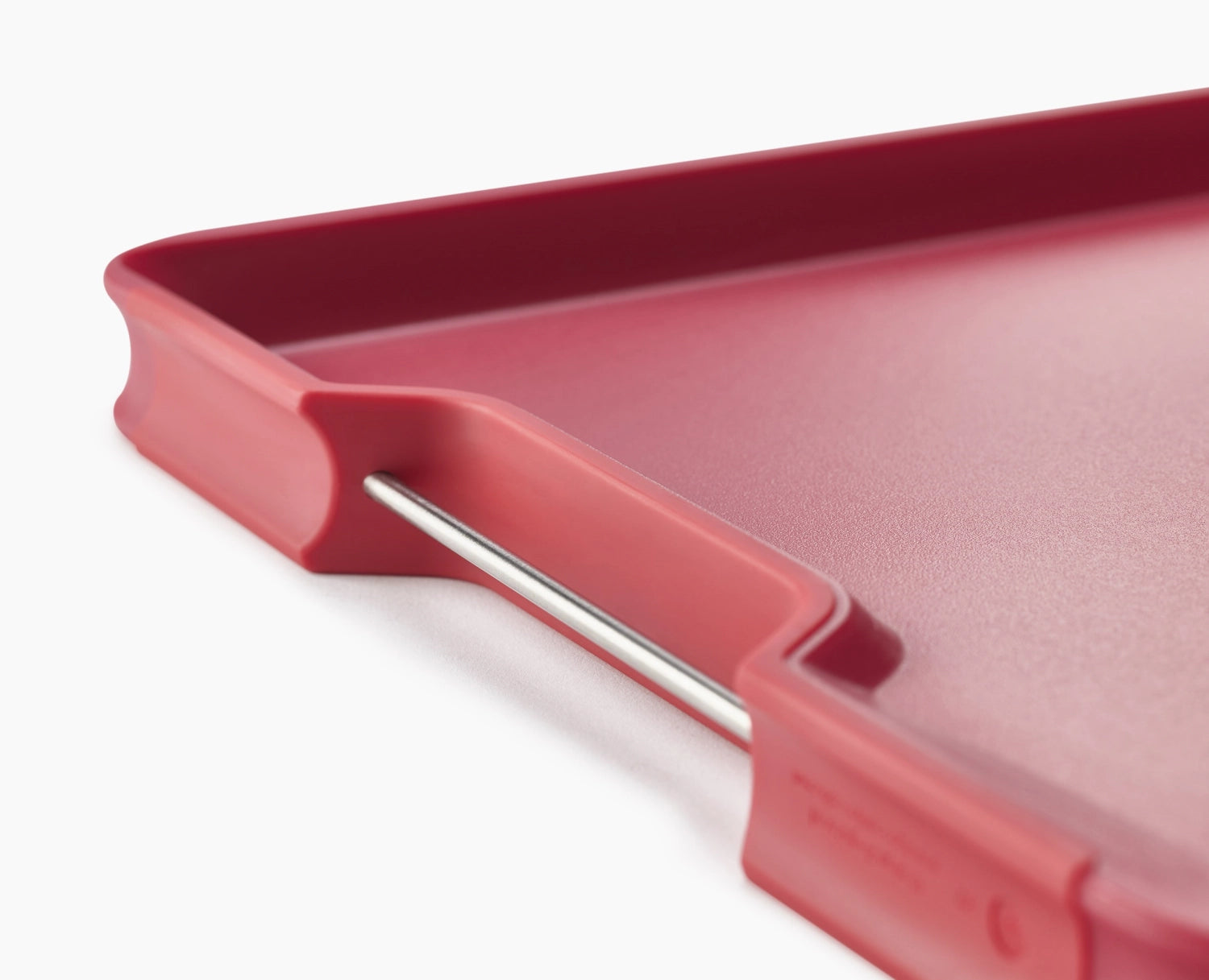 Großes rotes Schneidebrett Cut&Carve Plus von Joseph Joseph, perfekt für die Zubereitung von Lebensmitteln mit praktischen Funktionen und rutschfester Oberfläche.