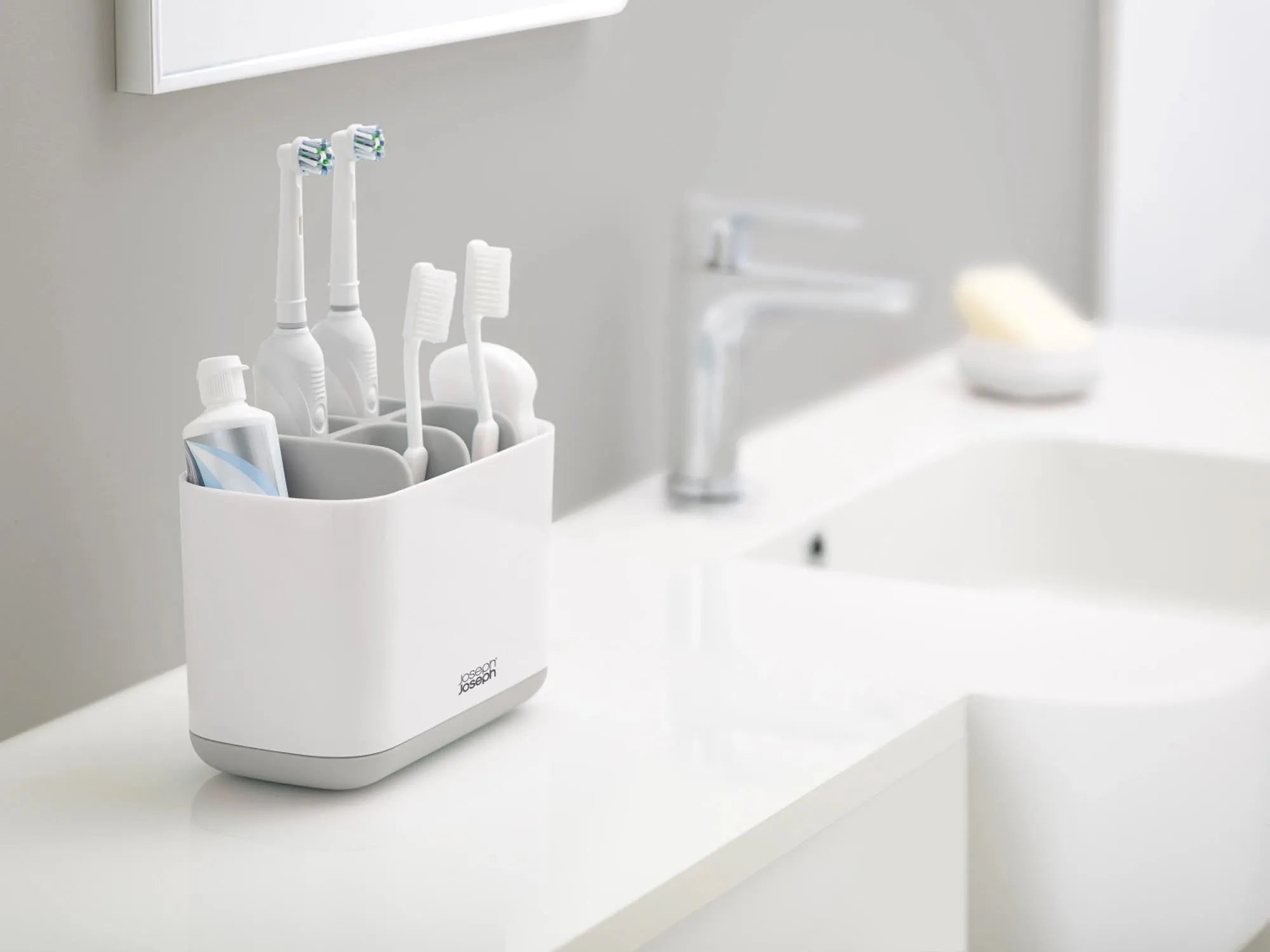 Innovativer Zahnbürstenhalter für ein aufgeräumtes Badezimmer.
