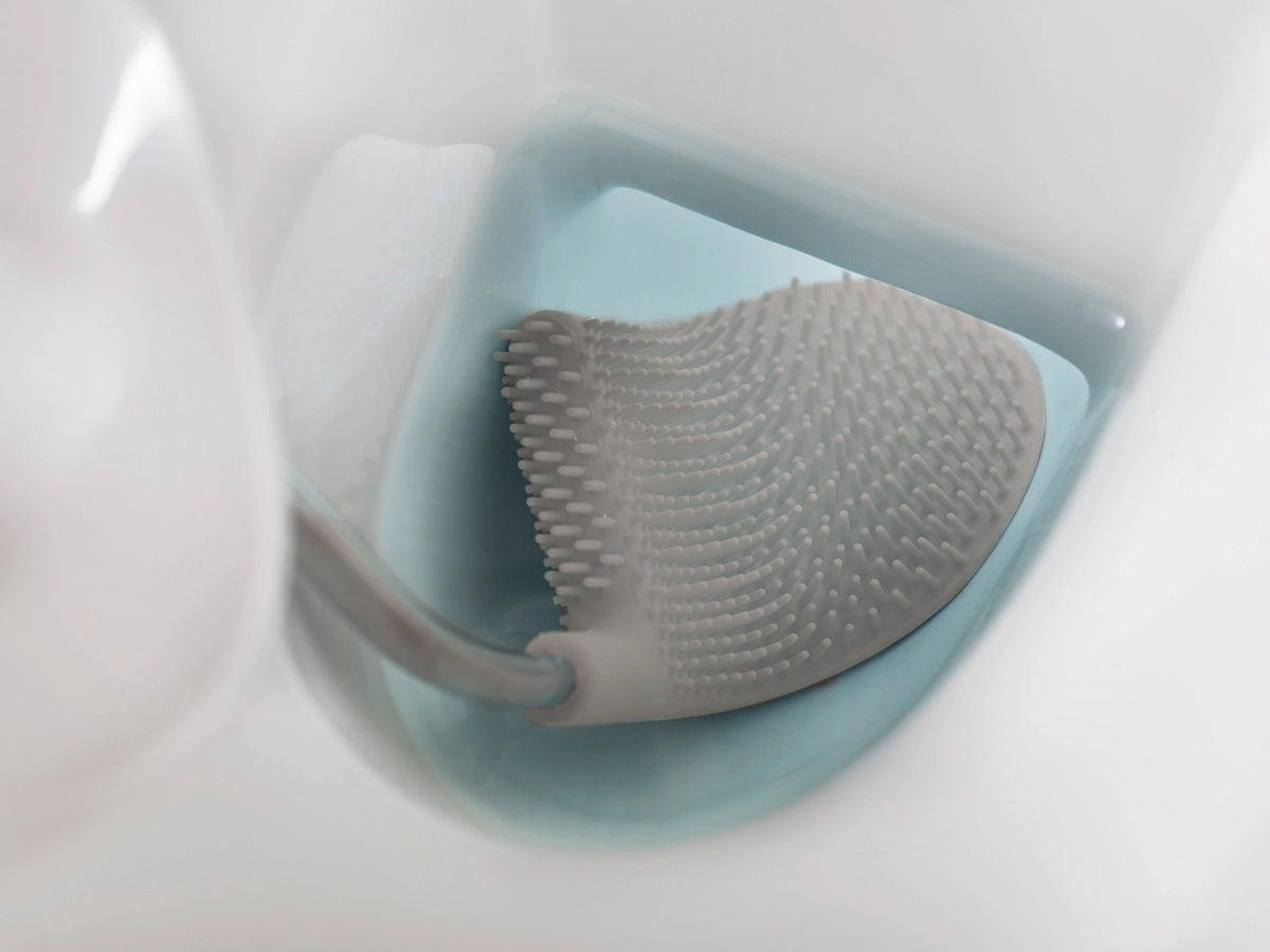 Flex Smart Toilettenbürste weiss grau, 11.4x17.4x42.9 cm in Weiss präsentiert im Onlineshop von KAQTU Design AG. Toilettenartikel ist von Joseph Joseph