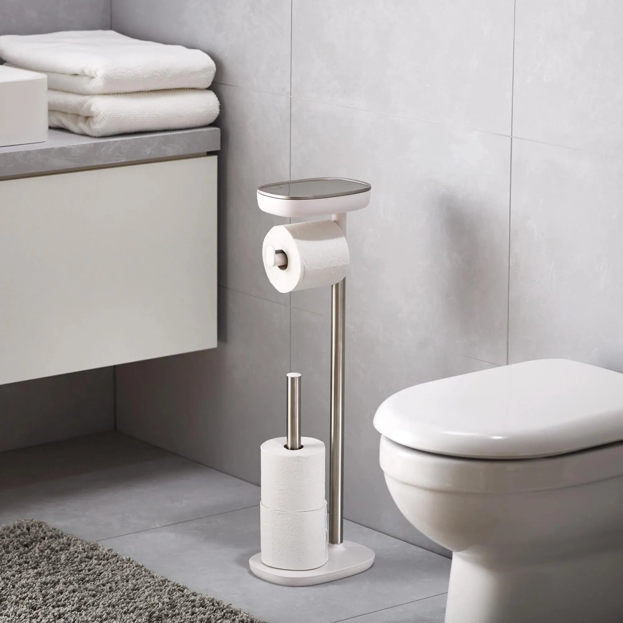Eleganter EasyStore WC-Ständer von Joseph Joseph für mehr Komfort.