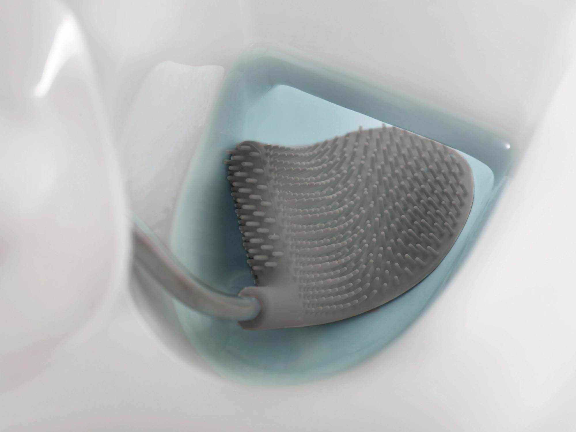 Stilvoller Toilettenpapierhalter mit cleverer Bürstenaufbewahrung.