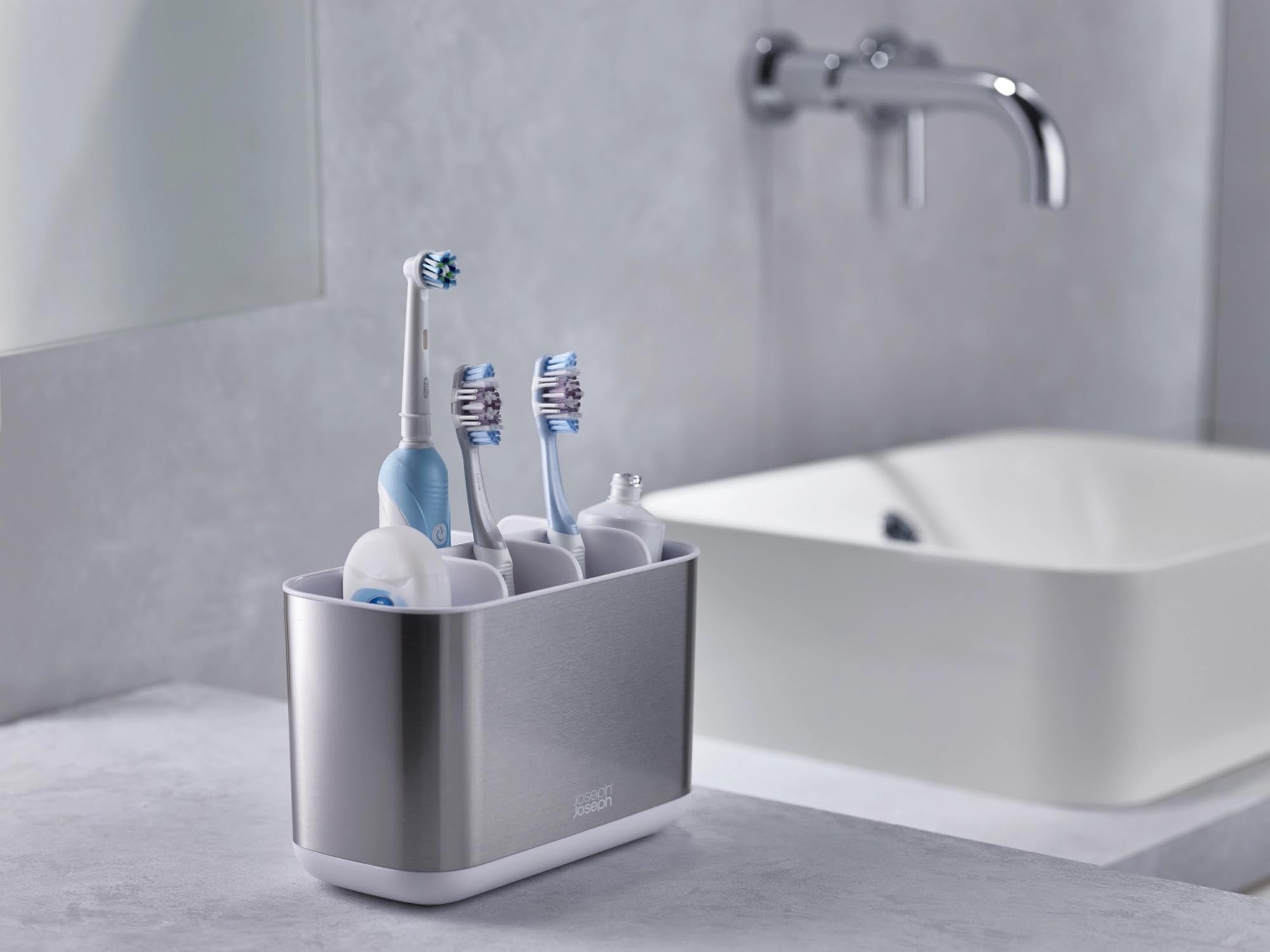 Geräumiger EasyStore Steel Zahnbürstenhalter in Weiß von Joseph Joseph.