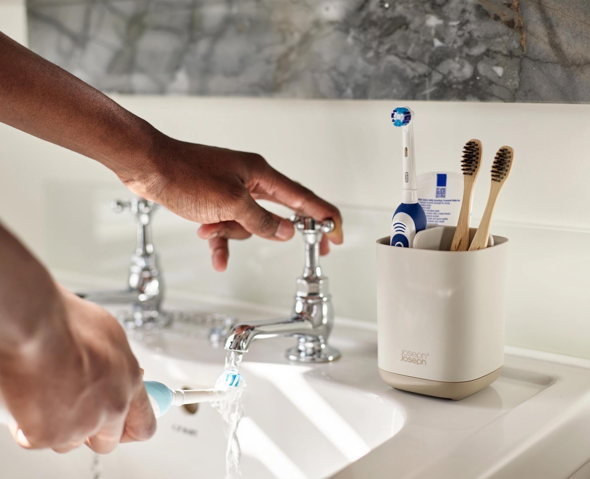 Stylischer Zahnbürstenhalter in Ecru von Joseph Joseph – ideal für Ordnung und Hygiene im Badezimmer, perfekt für die ganze Familie.
