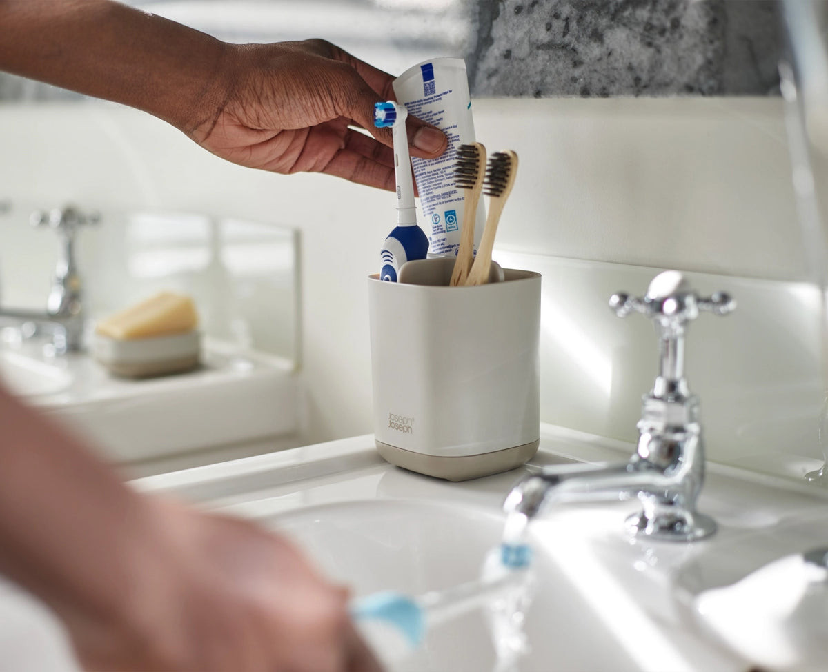 EasyStore Zahnbrüstenhalter ecru in Beige präsentiert im Onlineshop von KAQTU Design AG. Zahnputz ist von Joseph Joseph