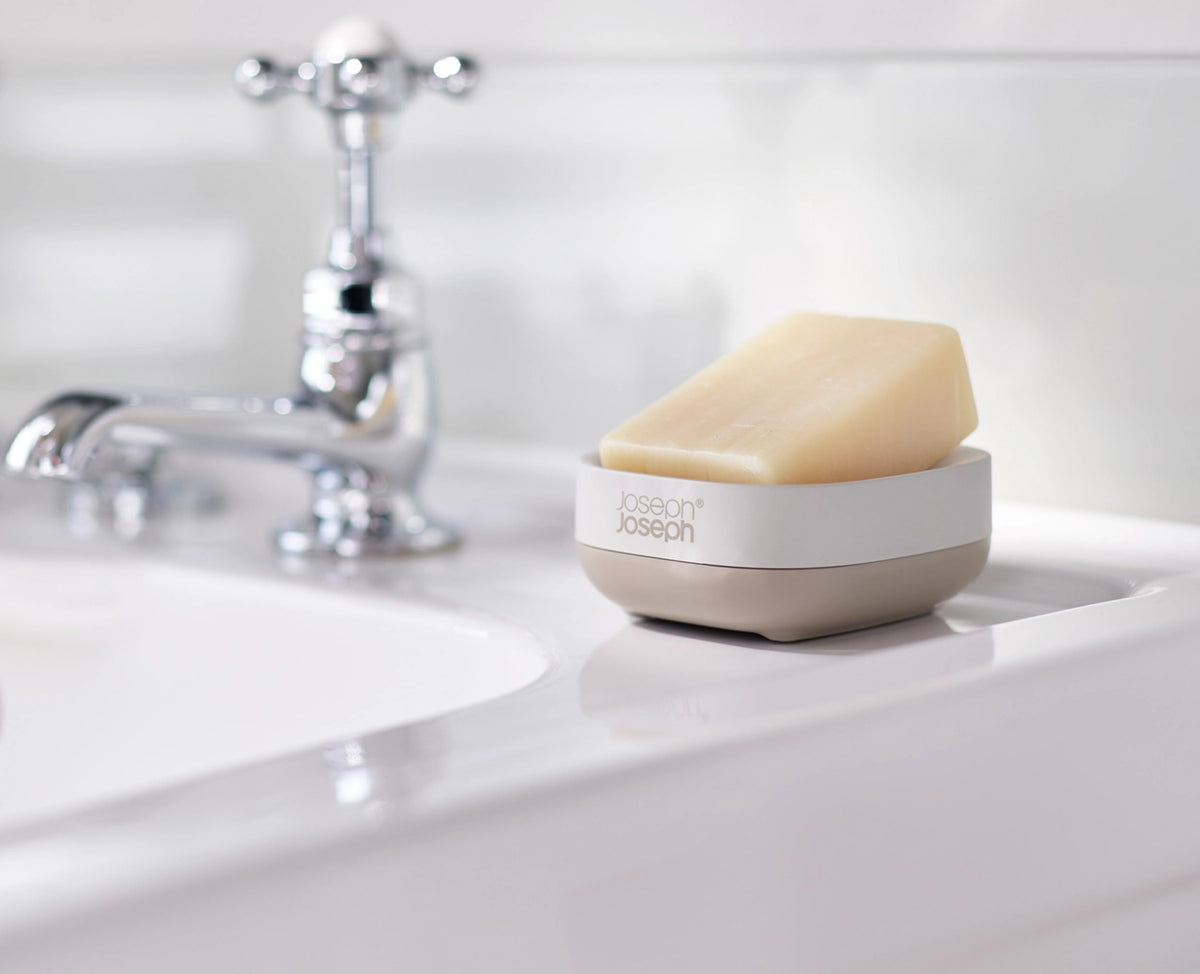 Slim Compact Seifenschale ecru in Beige präsentiert im Onlineshop von KAQTU Design AG. Seifenspender ist von Joseph Joseph