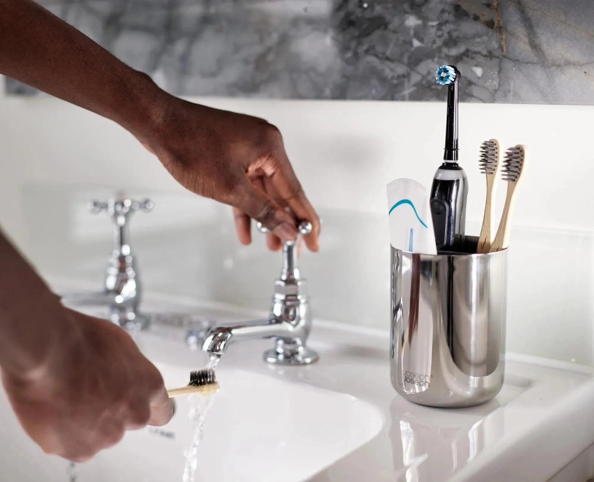 Moderner Edelstahl-Zahnbürstenhalter für optimale Badhygiene.
