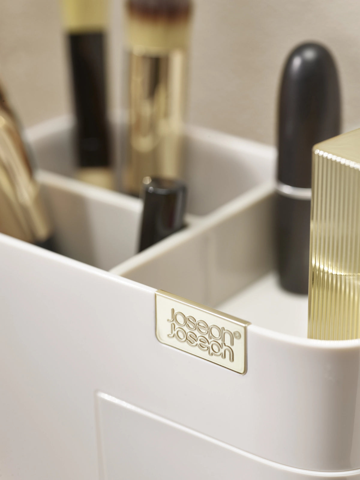 Viva kompakter Kosmetik-Organizer mit Schublade, 17x9.7x12cm in Beige präsentiert im Onlineshop von KAQTU Design AG. Pflege ist von Joseph Joseph