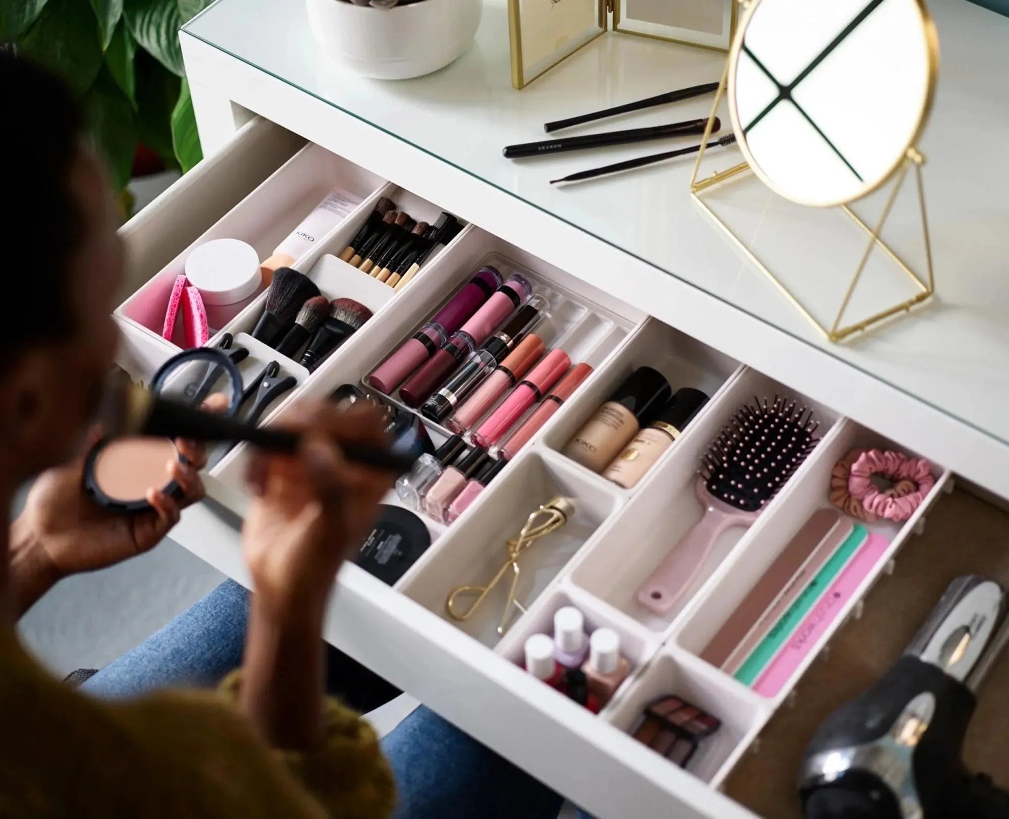 Elegantes 12-teiliges Makeup-Set für perfekte Ordnung und Übersicht im Bad.
