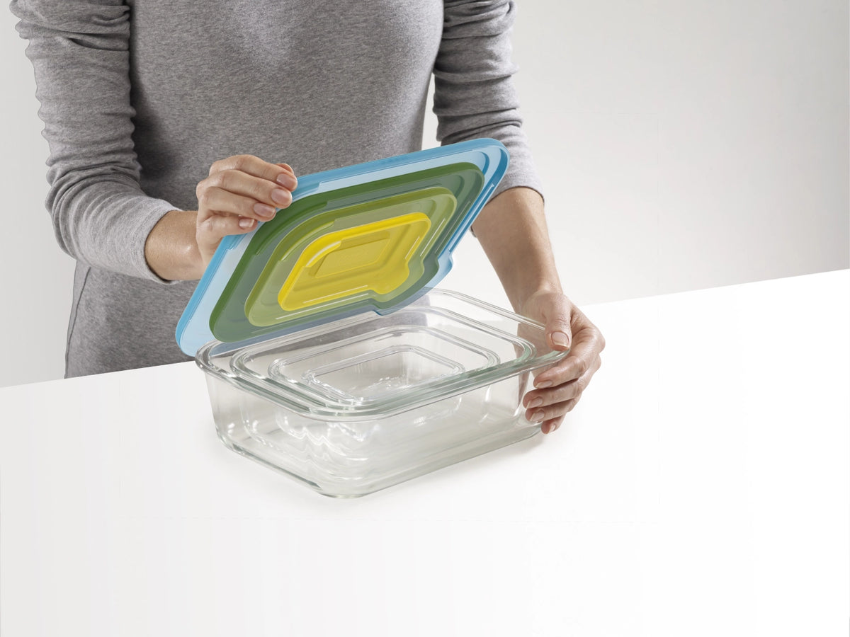 Nest Glas Vorratsbehälter 4-tlg., 0.13 0.55 1.3 2.5L in Mehrfarbig präsentiert im Onlineshop von KAQTU Design AG. Aufbewahrungsdose ist von Joseph Joseph