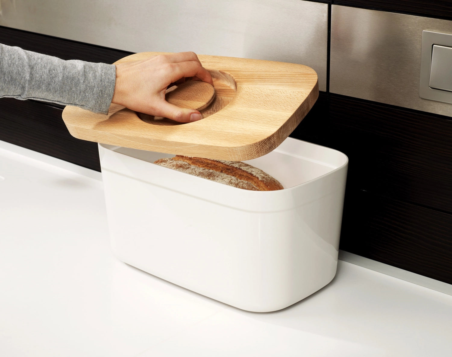 Moderne Brotbox aus langlebigem Polypropylen und elegantem Bambus, in Weiß, ideal für die Aufbewahrung von Brot und Backwaren.
