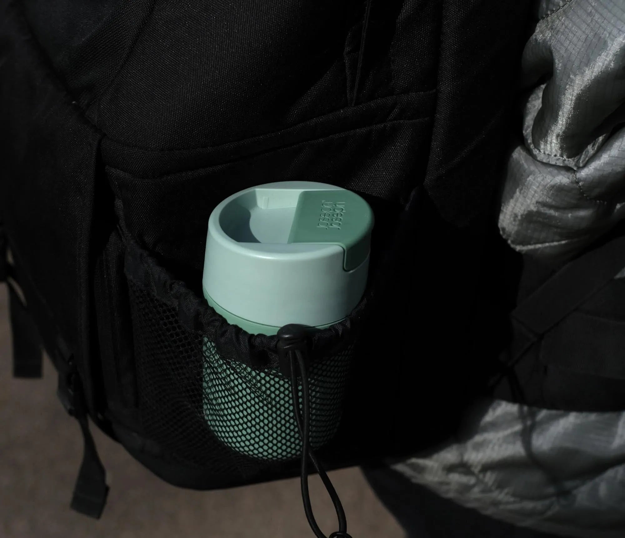 Praktischer 340ml Sipp Travel Mug in Grün von Joseph Joseph für Pendler.