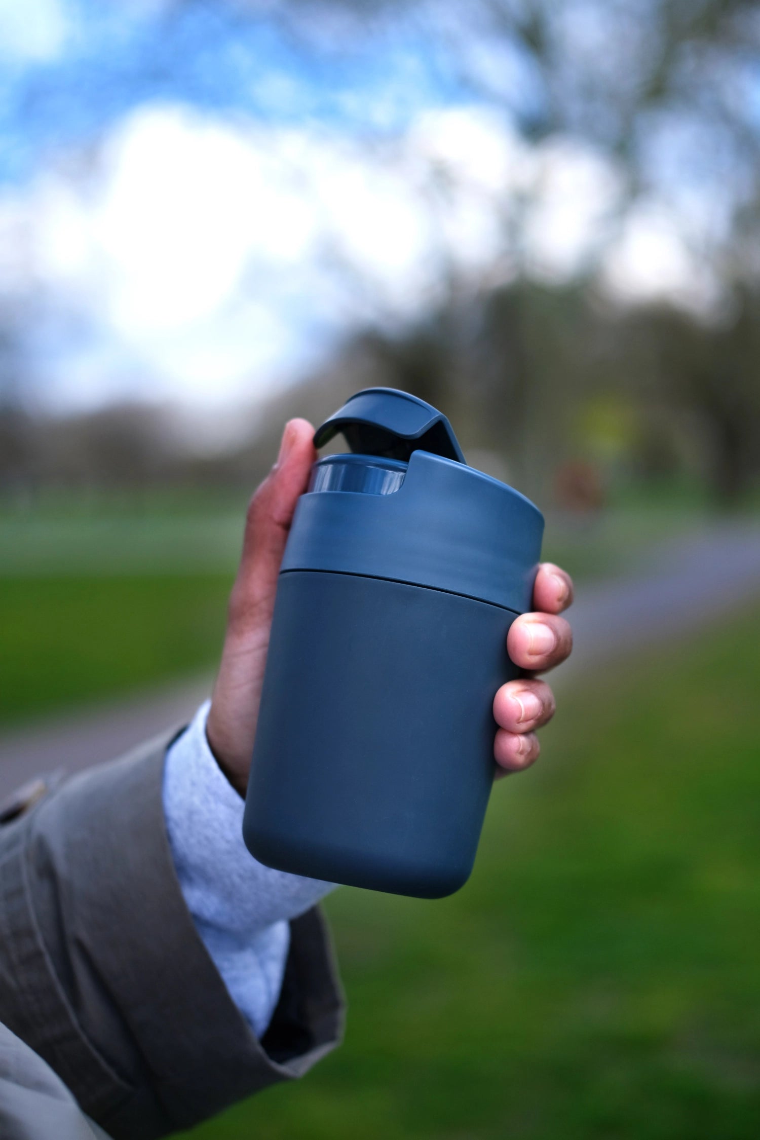 Stylischer blauer Sipp Travel Mug von Joseph Joseph, 340ml, perfekt für heiße Getränke und unterwegs, mit praktischem Design.