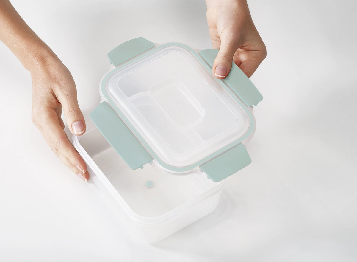 Nest Lock Sage Vorratsdosenset 5-tlg., 20x16.3cm in Grau präsentiert im Onlineshop von KAQTU Design AG. Aufbewahrungsdose ist von Joseph Joseph