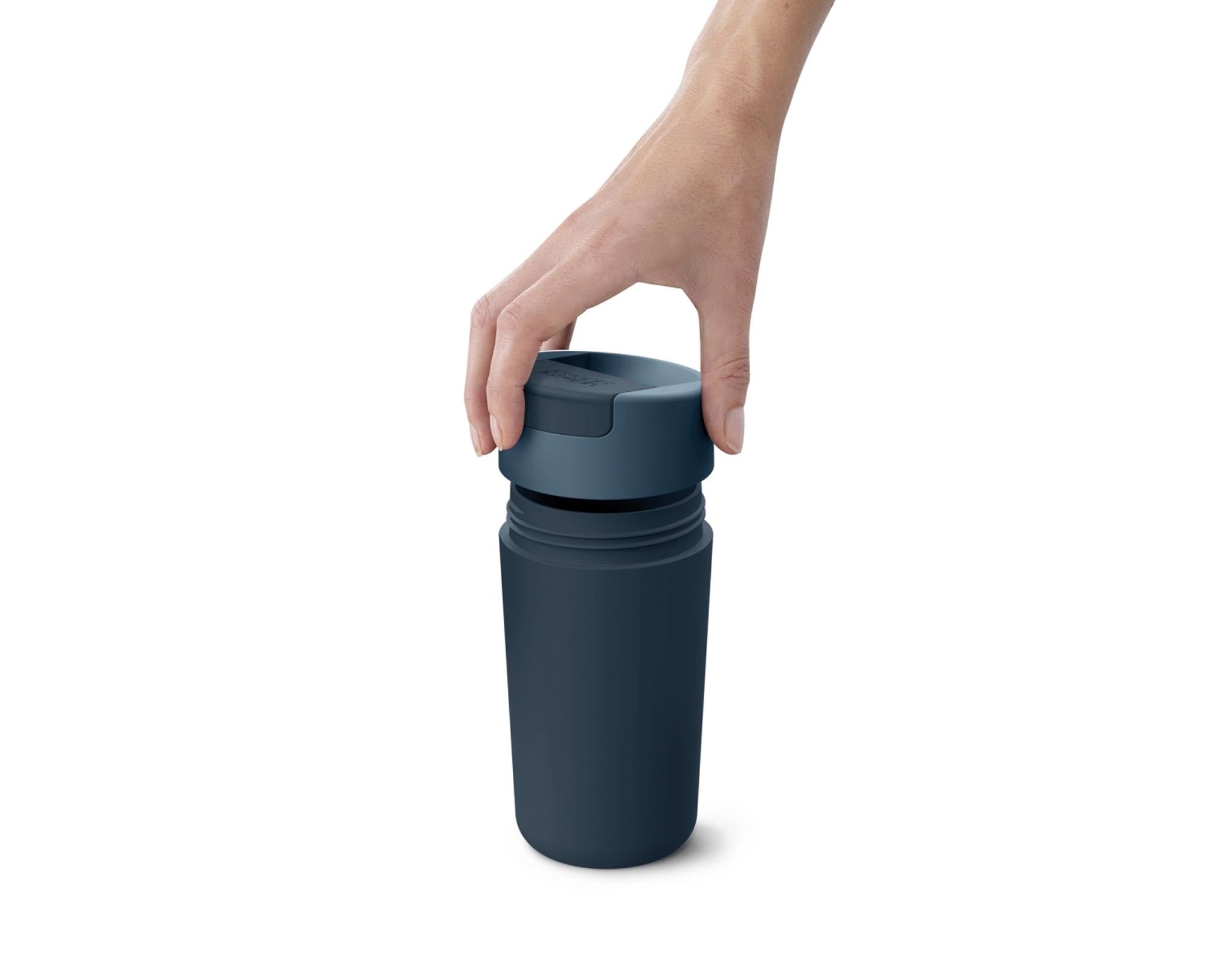 Praktischer Sipp Reisebecher mit Klappdeckel, 454ml, in elegantem Blau. Ideal für Kaffee und Tee unterwegs, auslaufsicher und langlebig.