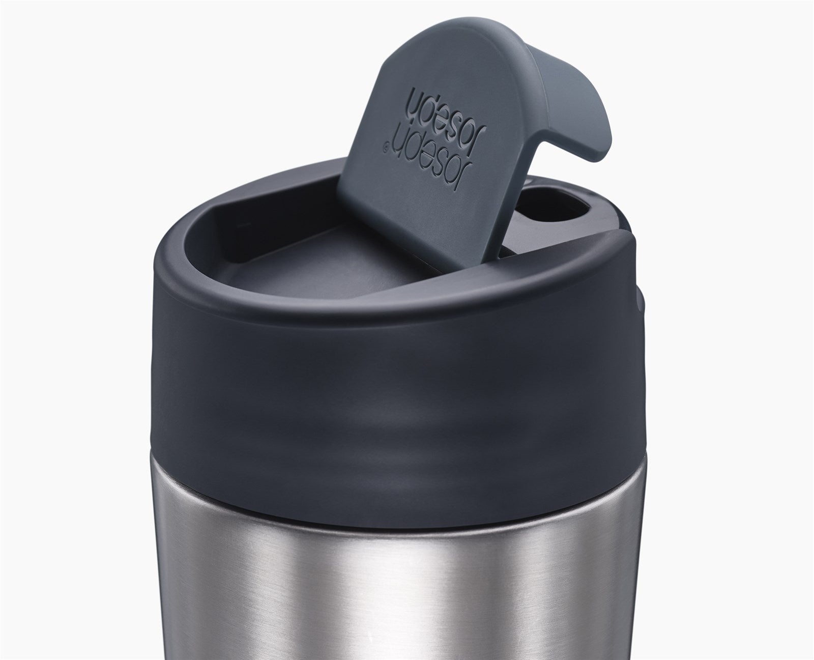 Erleben Sie den Sipp Edelstahl-Reisebecher von Joseph Joseph: 454 ml, robust, elegant und ideal für Ihre Getränke unterwegs.