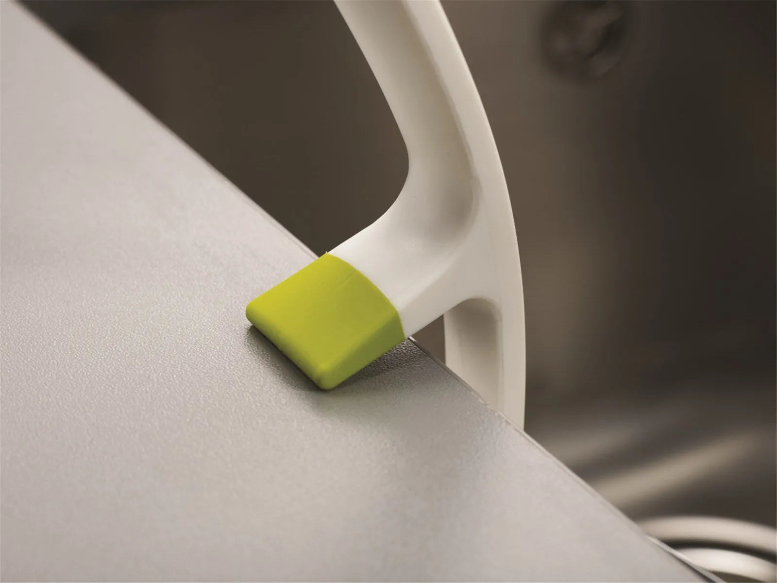 Effiziente grüne Edge Dish Bürste von Joseph Joseph für strahlendes Geschirr.