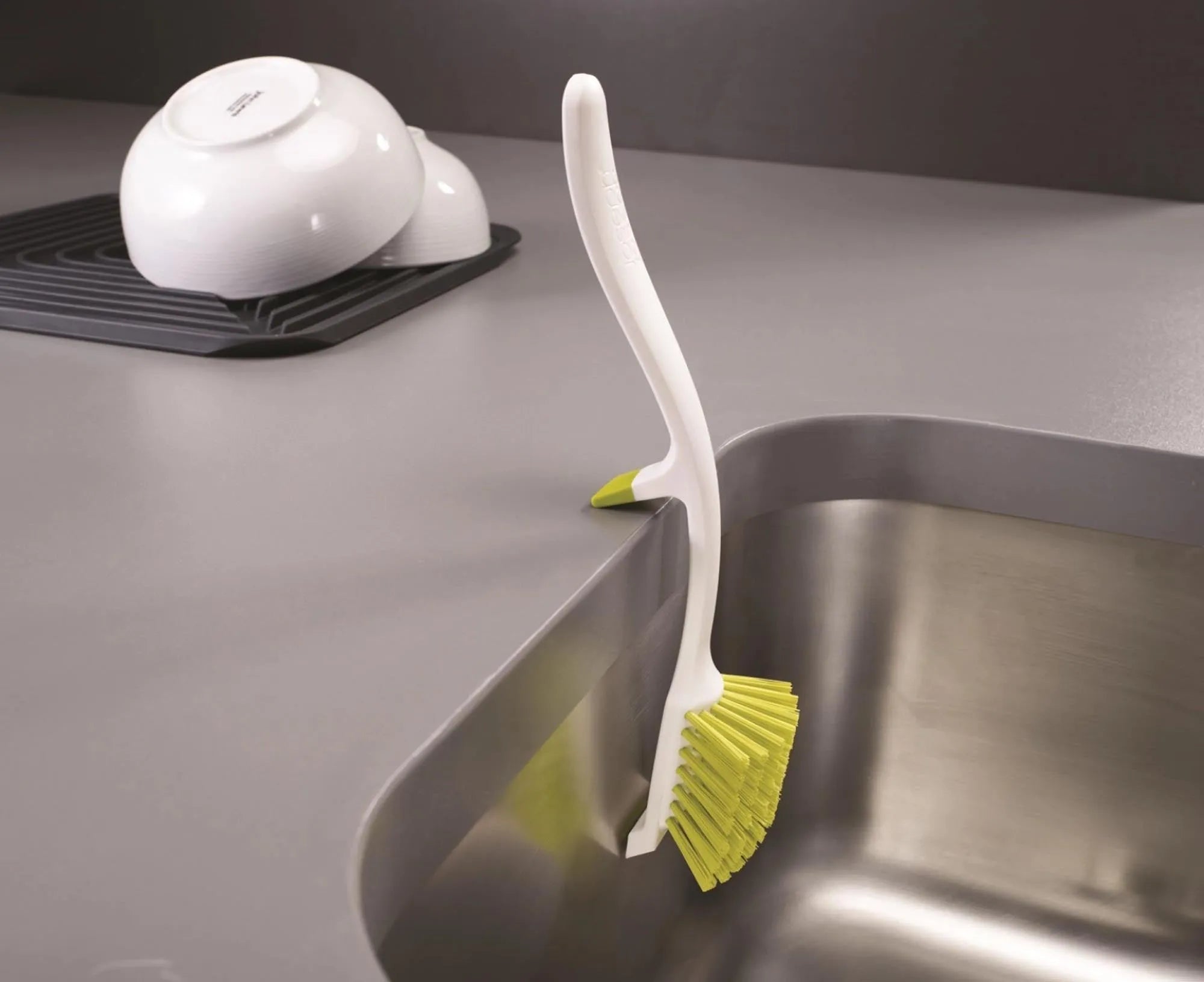 Grüne Edge Dish Bürste von Joseph Joseph für sauberes Geschirr.