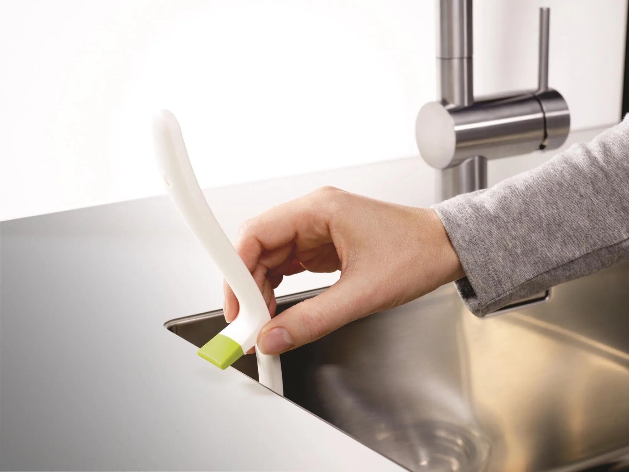 Grüne Edge Dish Bürste von Joseph Joseph für makellose Sauberkeit.