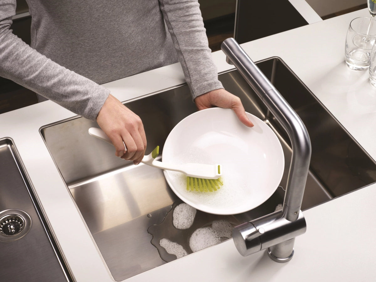 Edge Dish Reinigungsbürste grün in Grün präsentiert im Onlineshop von KAQTU Design AG. Abwasch ist von Joseph Joseph