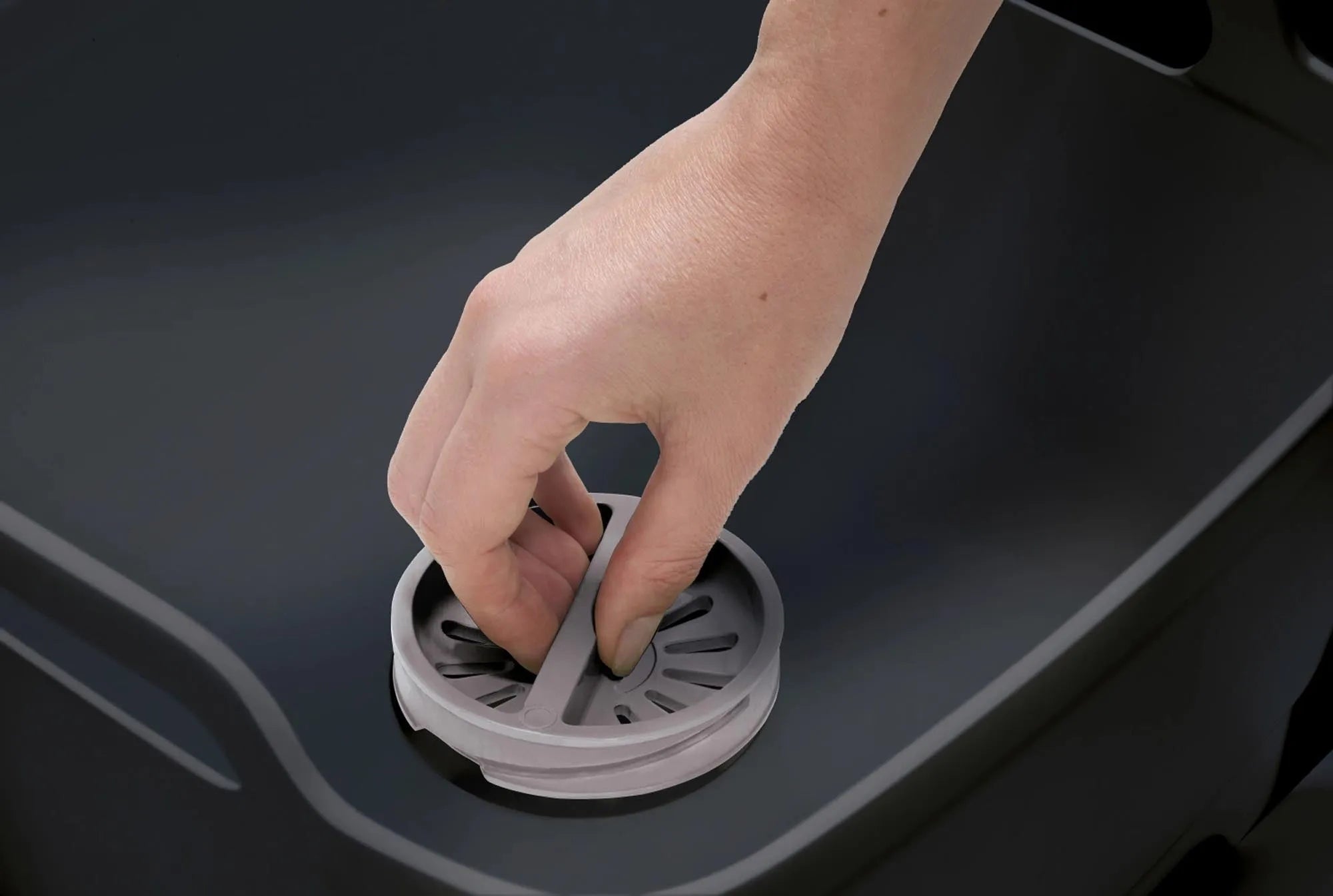 Praktischer grauer Wash Drain von Joseph Joseph mit Abflussstopfen.