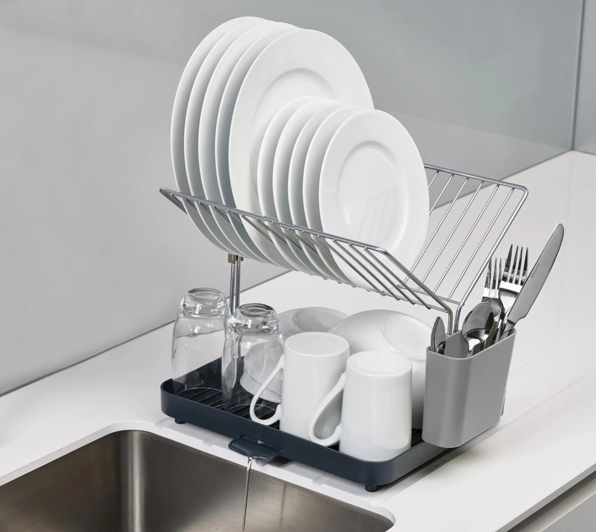 Platzsparender Y-Rack Abtropfständer von Joseph Joseph in Grau.
