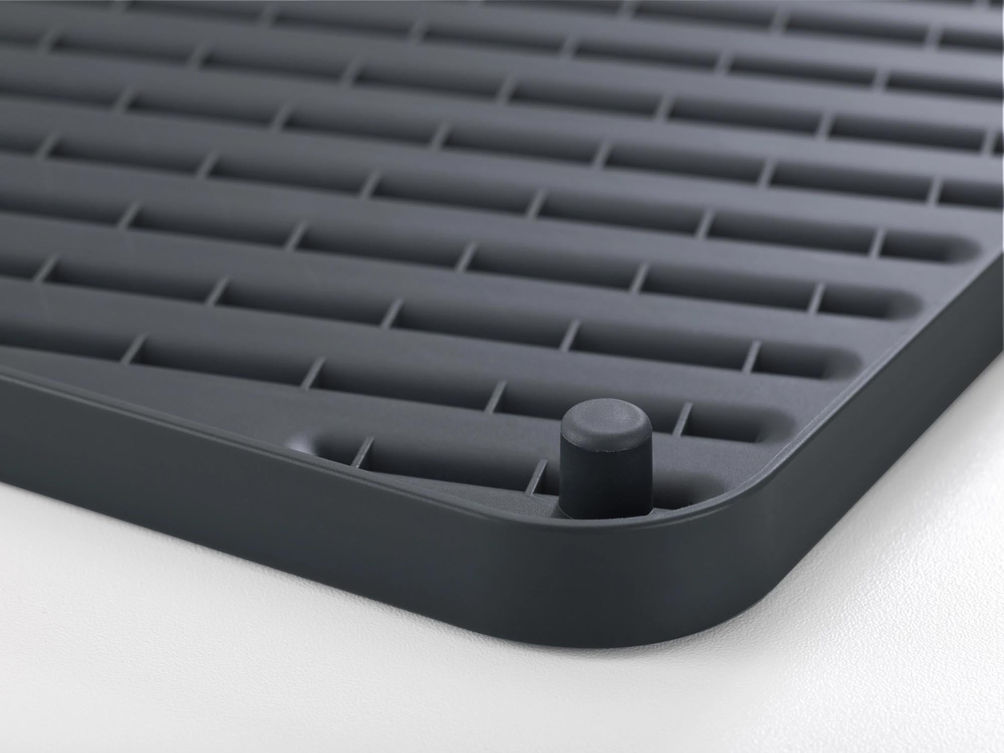 Die graue Flip-up Abtropfmatte (40x32x2.4cm) von Joseph Joseph vereint modernes Design mit praktischer Funktionalität und hält Ihre Küche ordentlich.