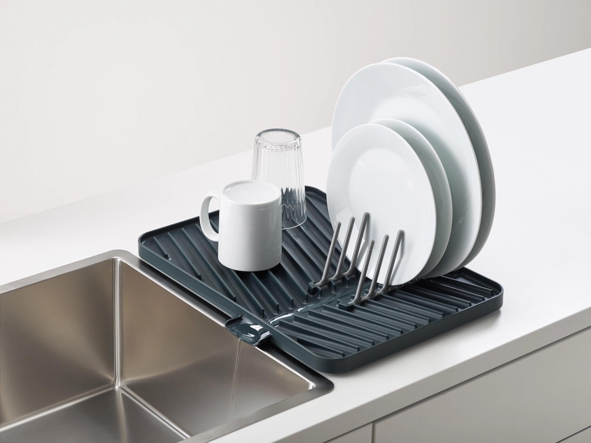 Innovative graue Abtropfmatte 40x32cm von Joseph Joseph, platzsparend.