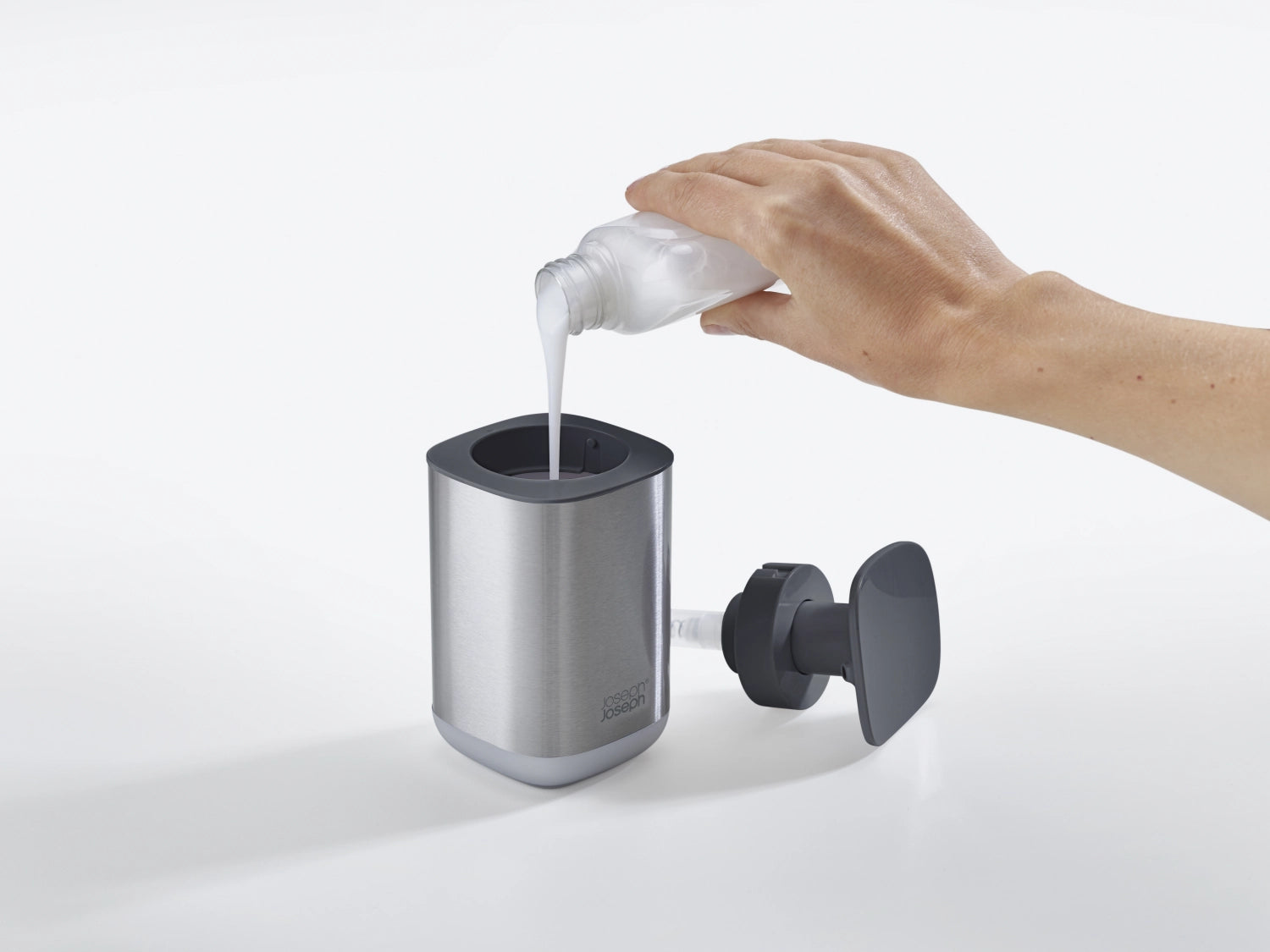 Eleganter grauer Seifenspender aus Edelstahl von Joseph Joseph, perfekt für ein modernes Badezimmer und hygienische Seifenentnahme.