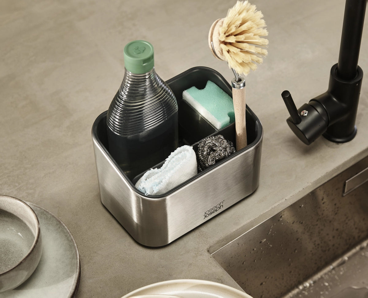 Surface Gestufter Spülen-Organizer in Silber präsentiert im Onlineshop von KAQTU Design AG. Aufbewahrungsbehälter ist von Joseph Joseph